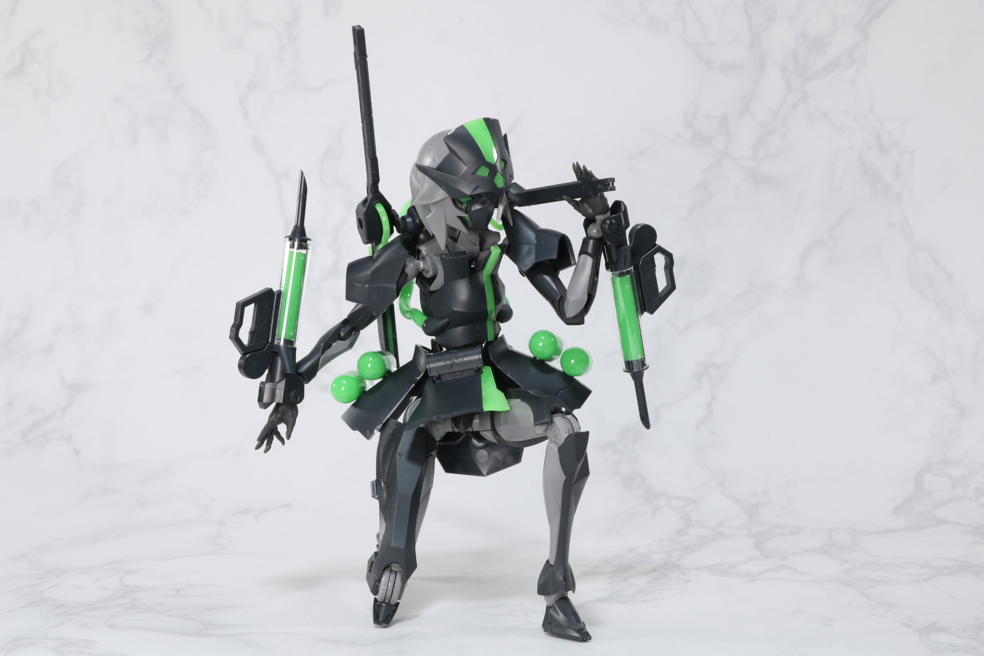 背中にマウントした「スカルペル」を取る動きを表現