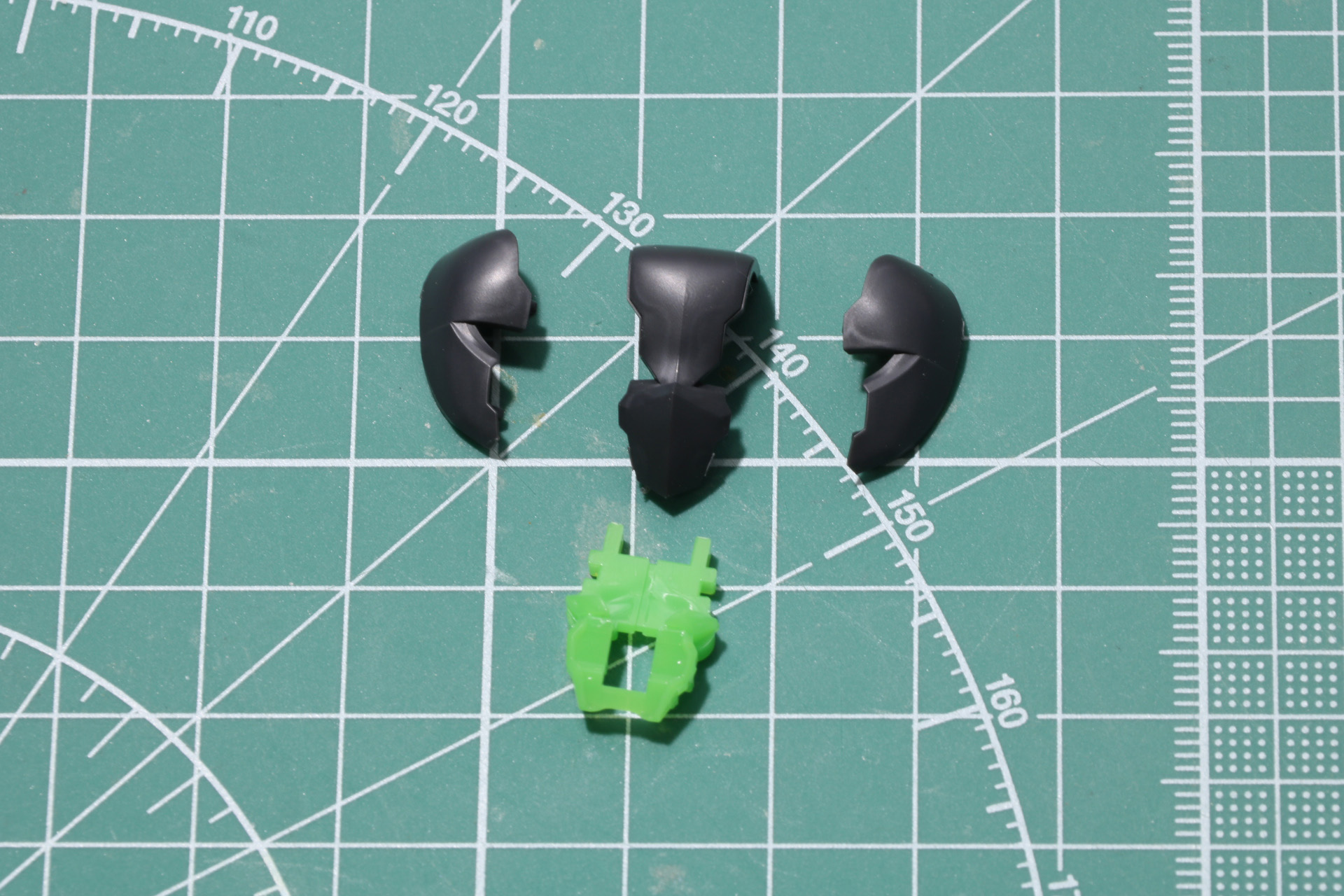 「両目開眼タイプ」フェイスパーツの組み立て