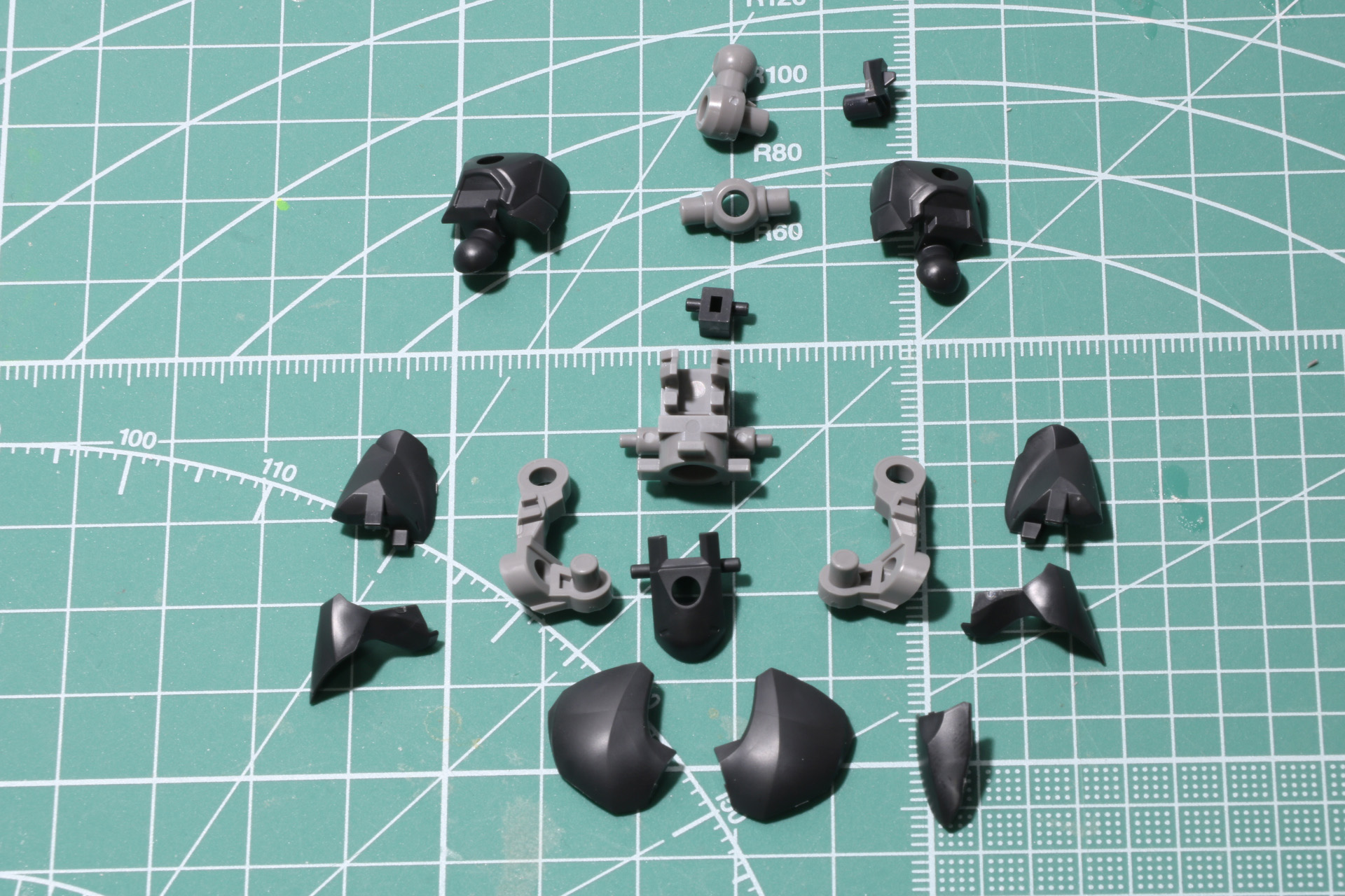 腹部、腰部パーツの組み立て