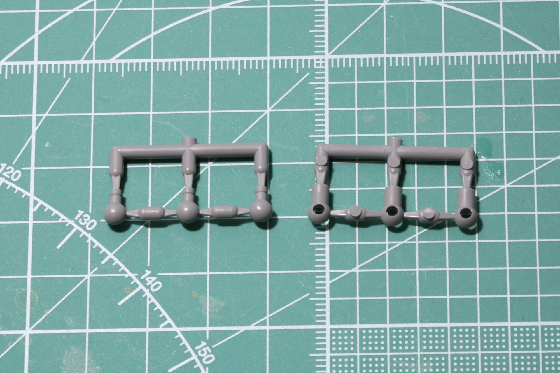 通常リストジョイントの組み立て。大まかにランナーでパーツを切り取り、組み立ててから余剰分を切り落とす
