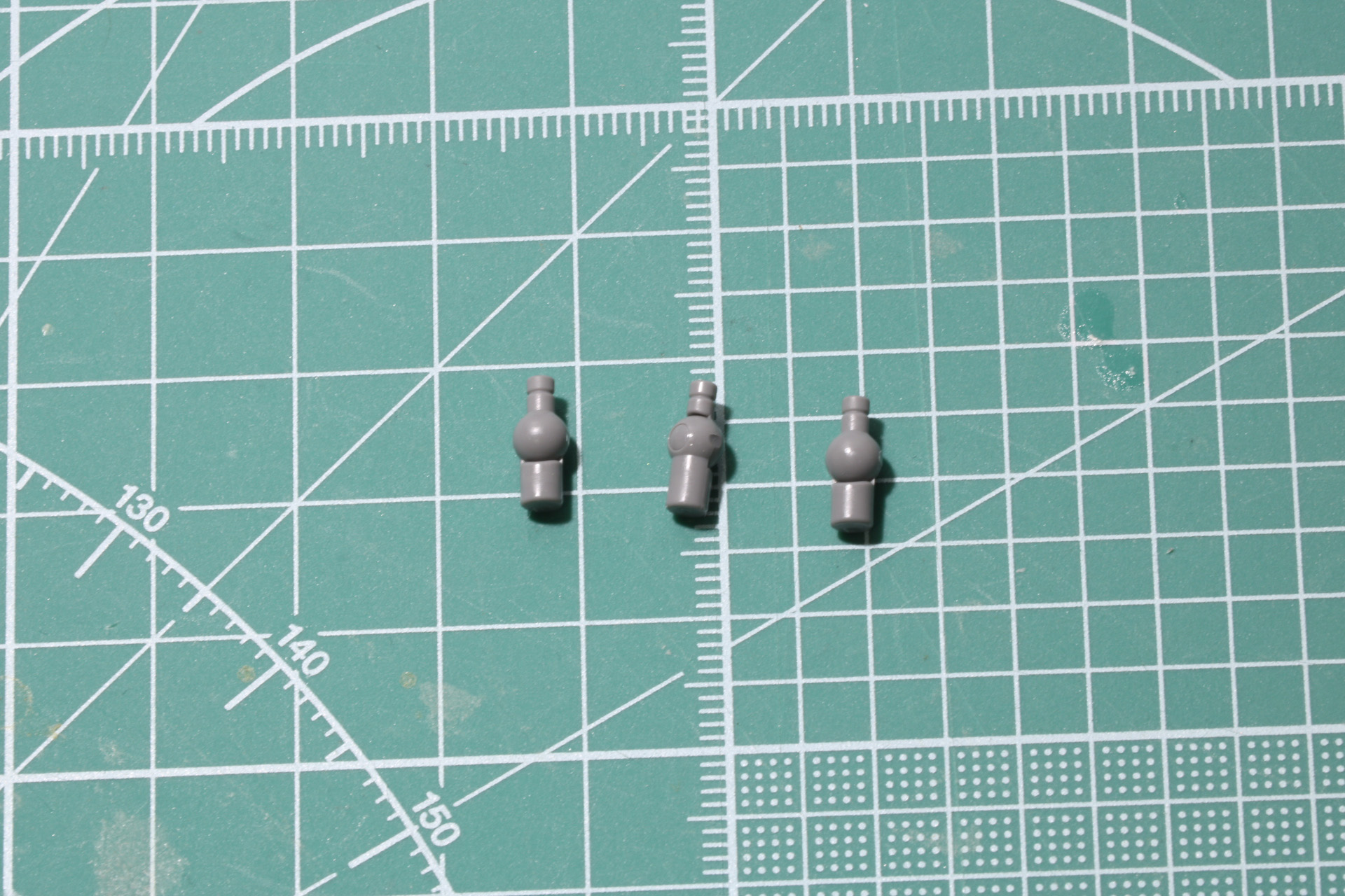 通常リストジョイントの組み立て。大まかにランナーでパーツを切り取り、組み立ててから余剰分を切り落とす