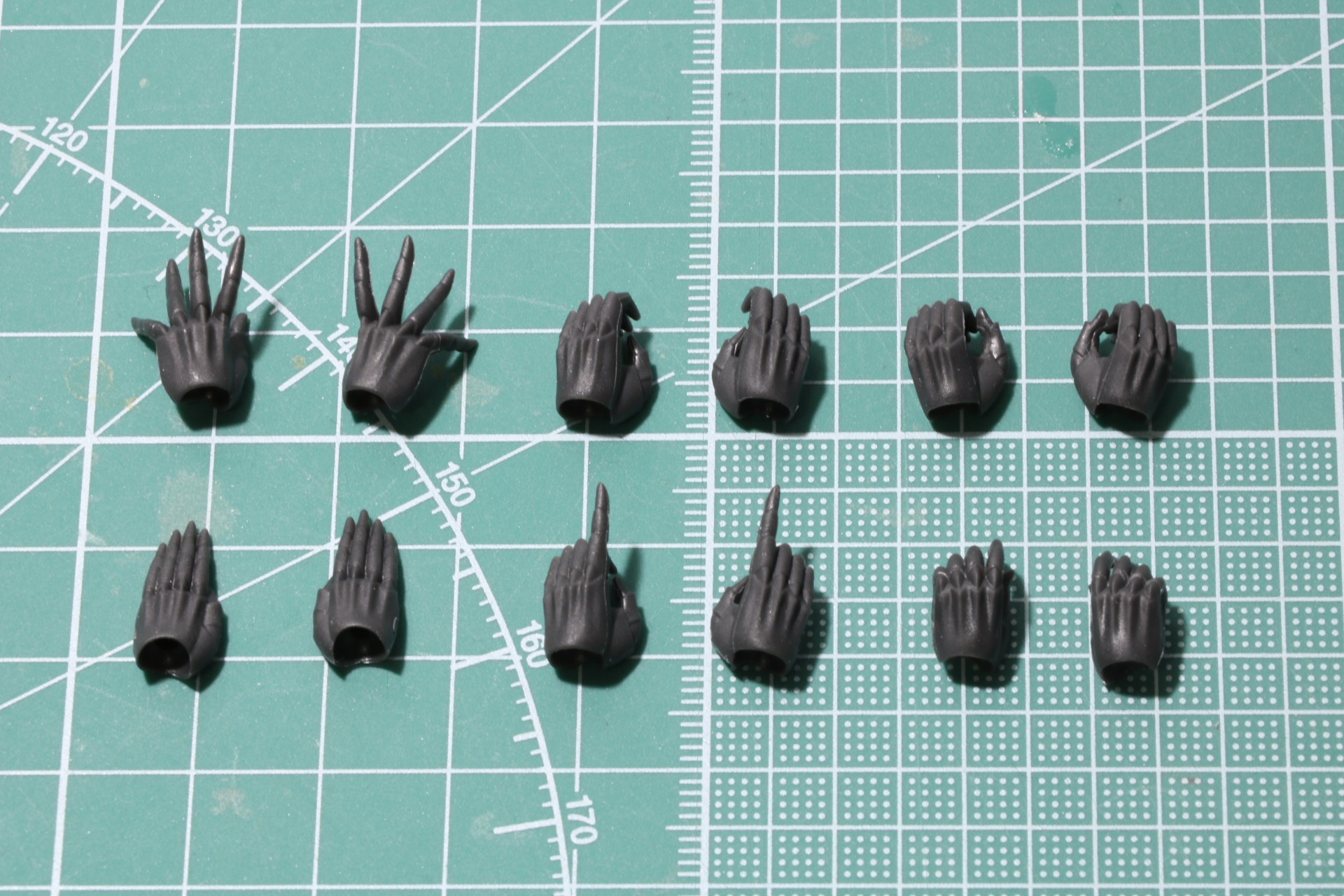 手首パーツは左上から平手A、剣持ち手、3mm握り手、左下から貫手、銃持ち手、摘み手