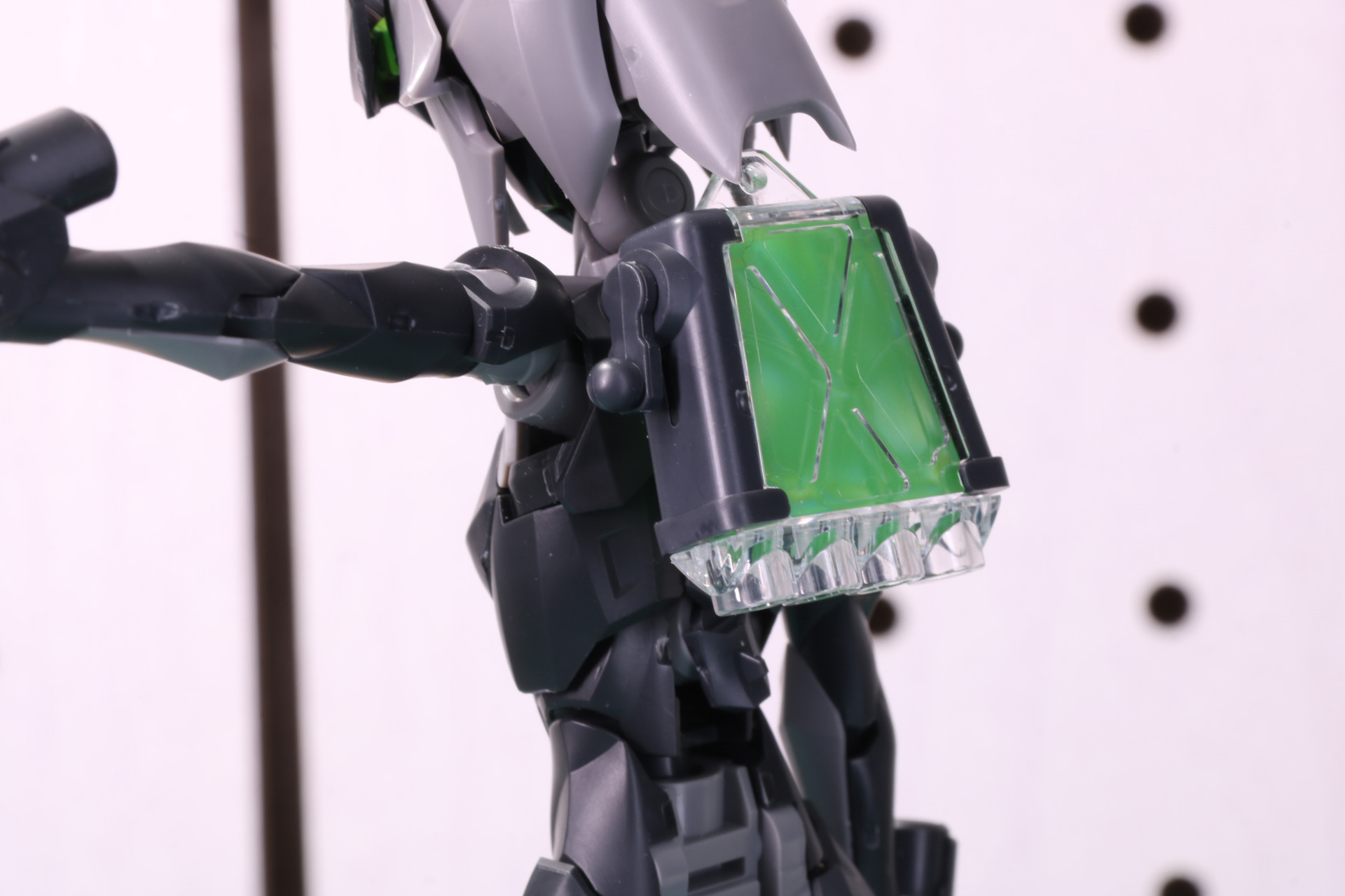 タンクの底部にパイプパーツを接続