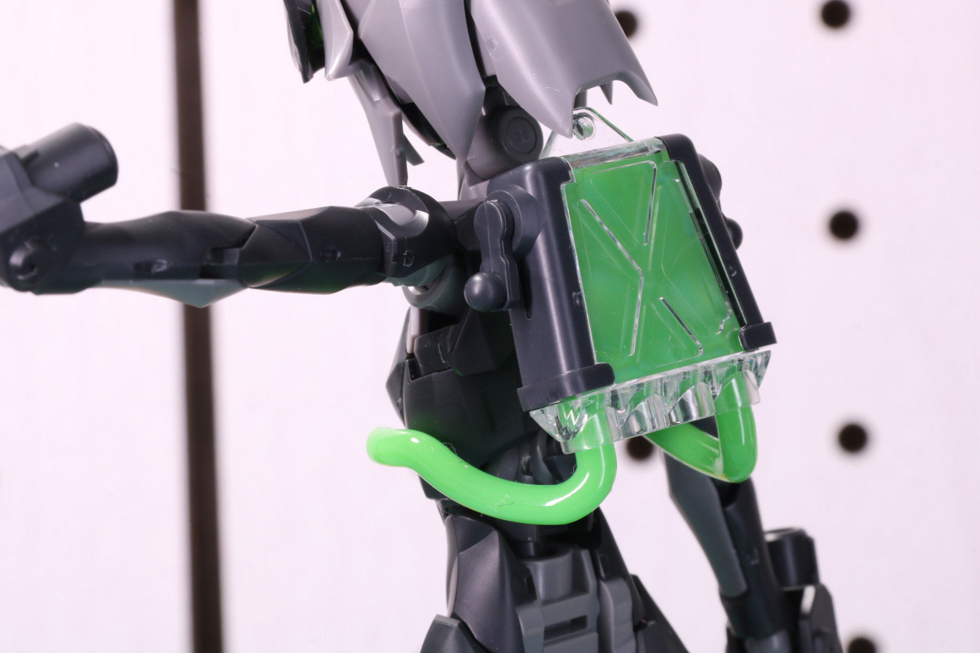 タンクの底部にパイプパーツを接続