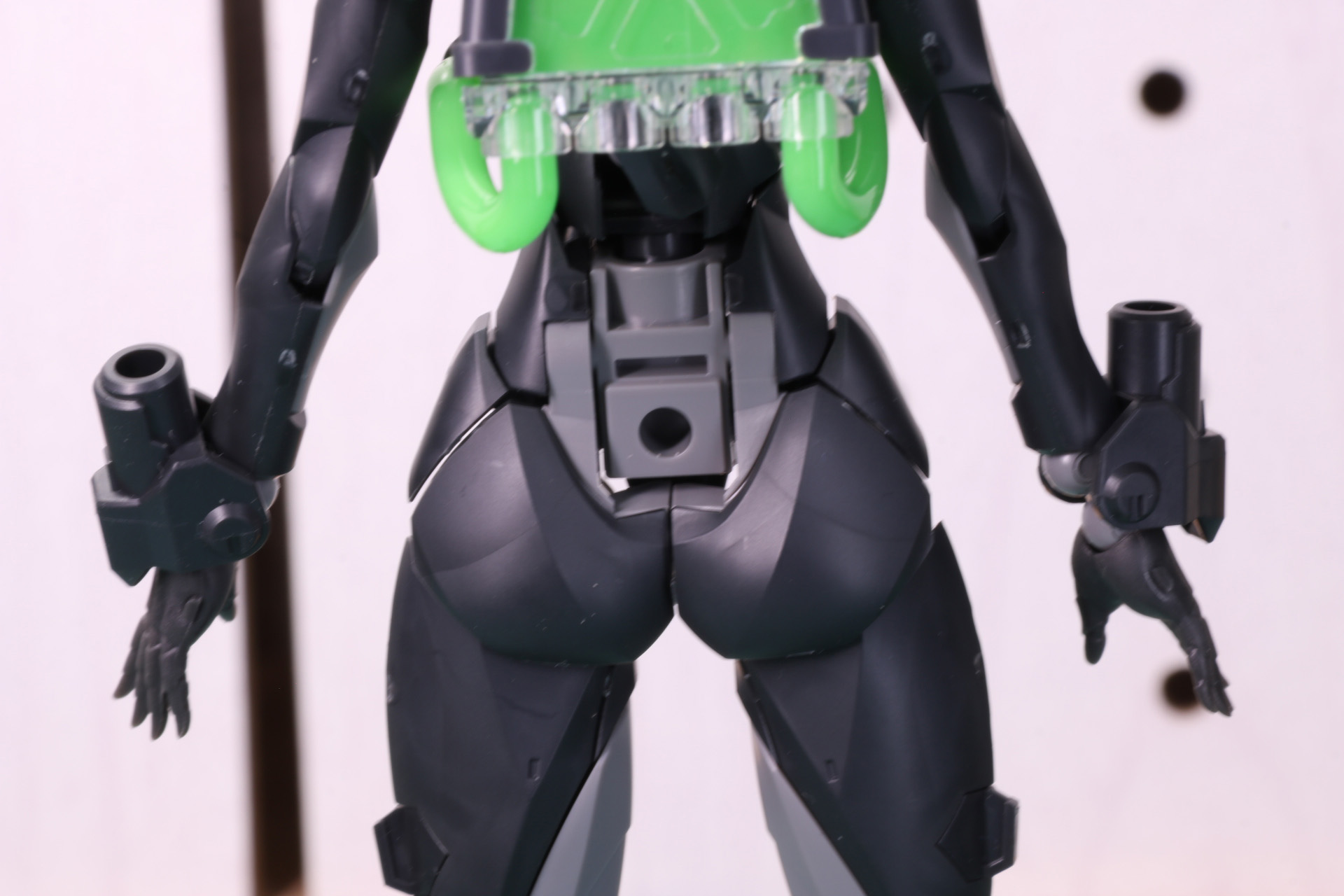 腰部にリアアーマーを装着