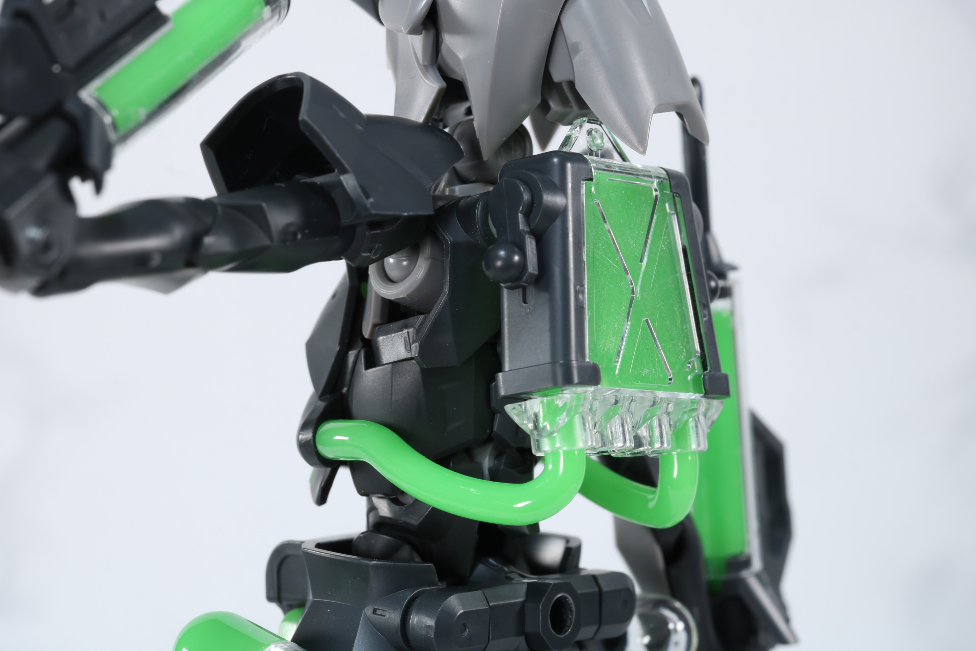 パイプによってフロントアーマーへの供給表現もされている