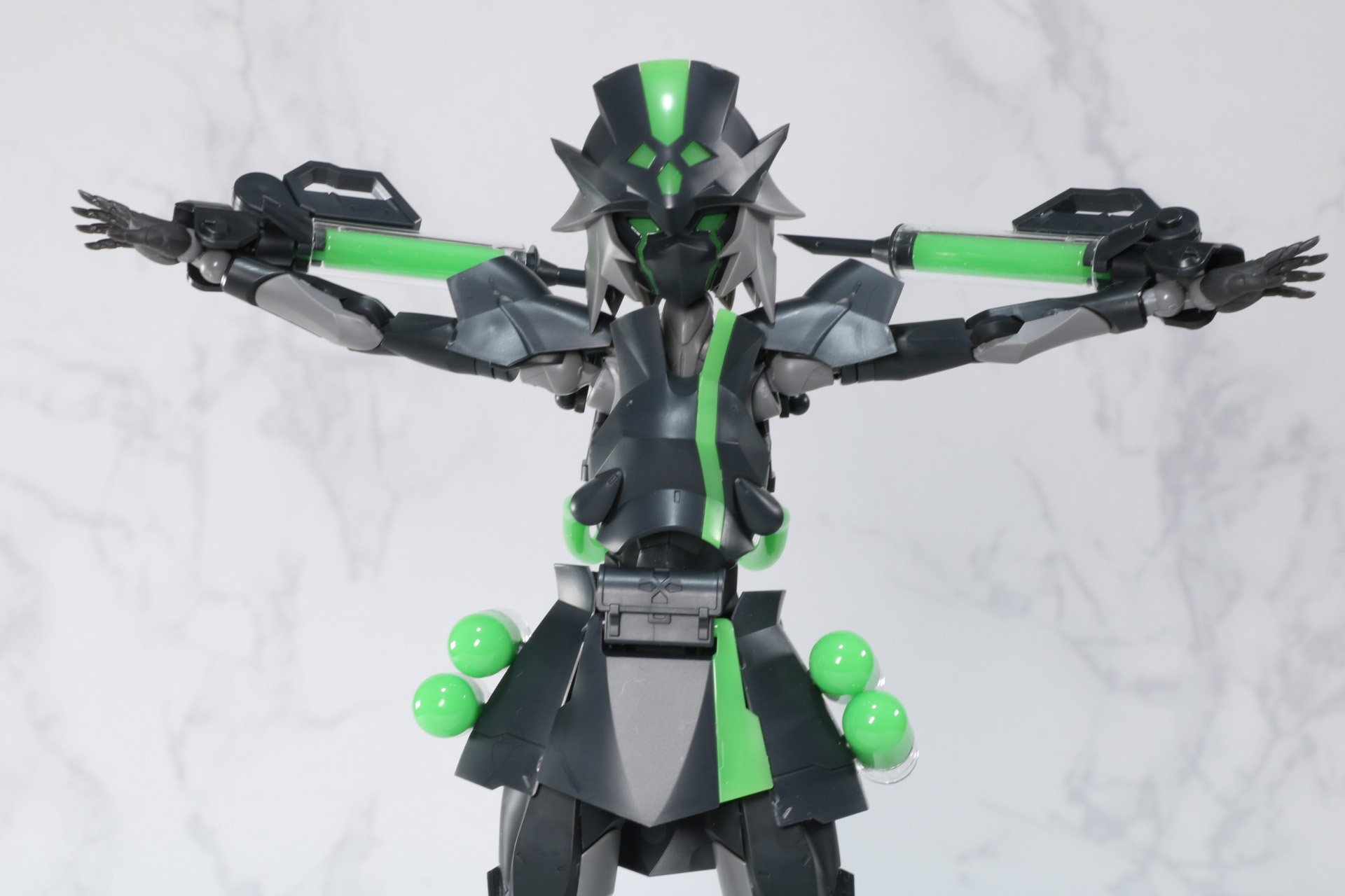 大きく腕を広げた状態。肩アーマーの干渉も少なく、大きく動かすことができる