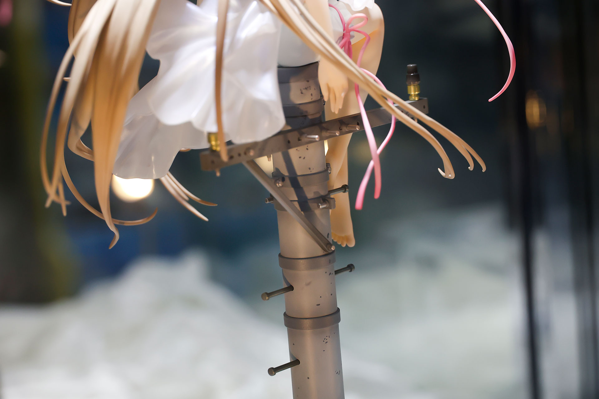 電信柱の上部分。なかなかリアルだ