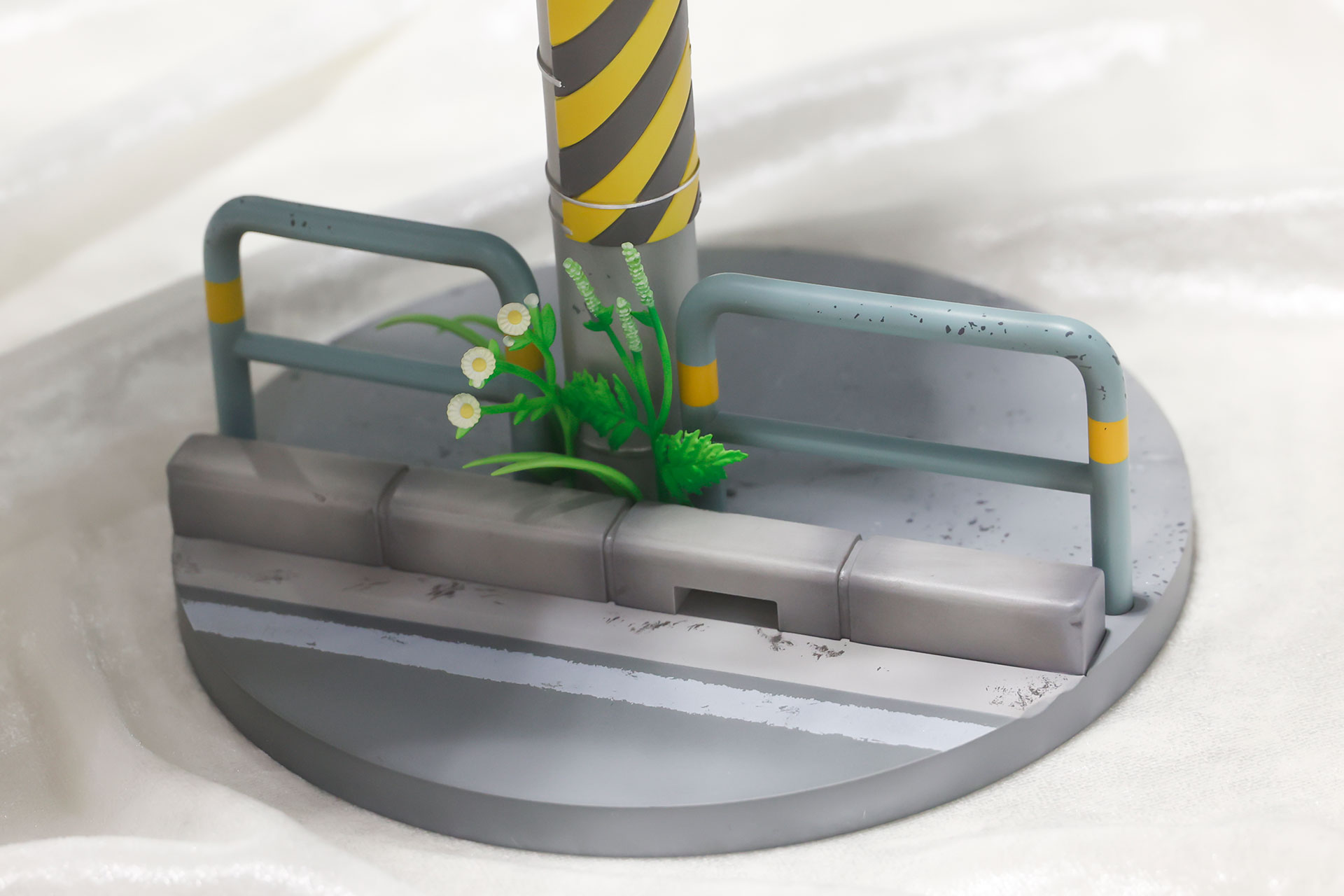 電信柱の根元付近にはタンポポが飛び出している