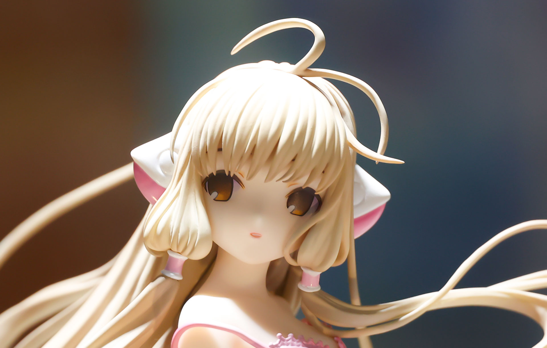 髪は頬の辺りでまとめられている