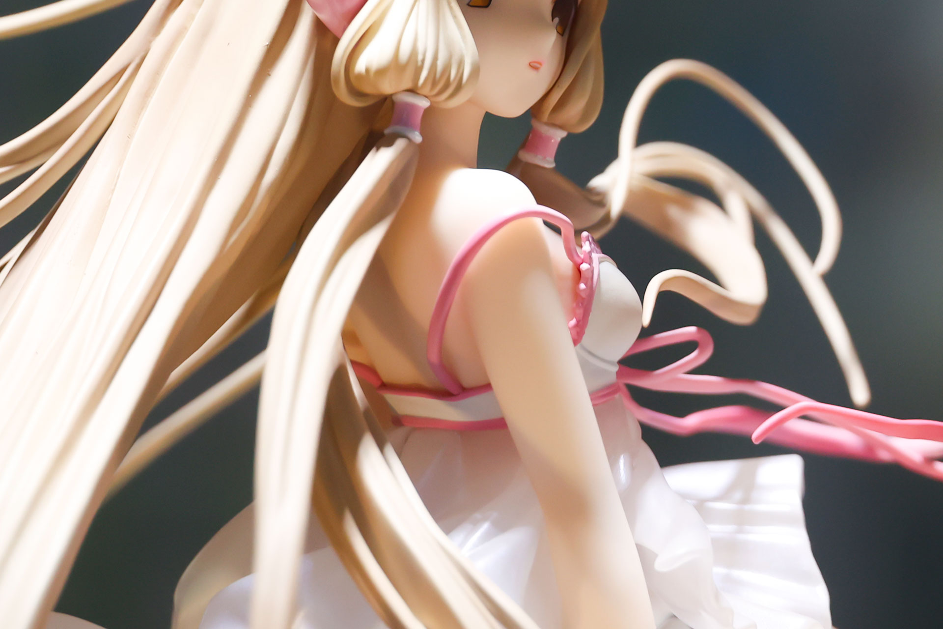 背中は大きく開いている