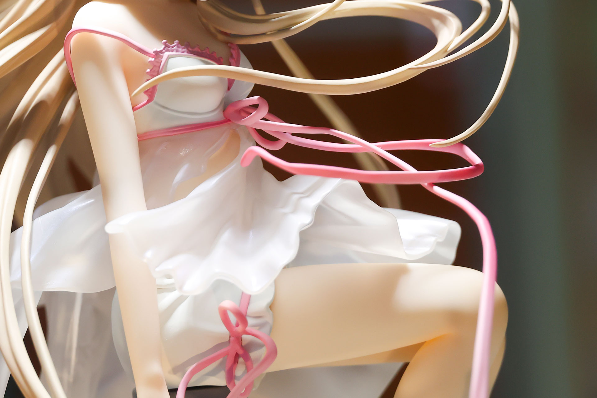 白い太ももがあらわに