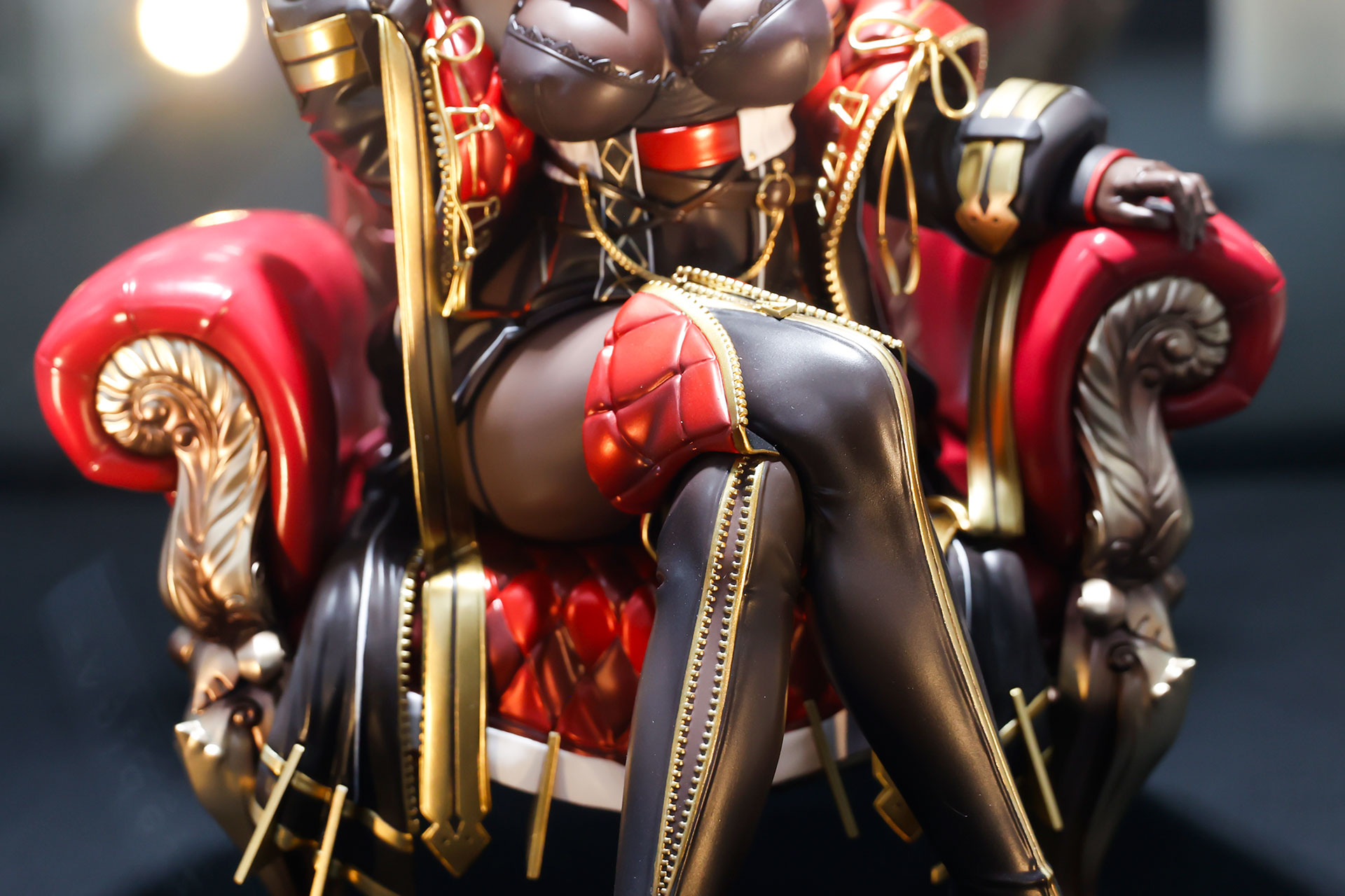 脚を組んでいるところがなんともセクシーだ