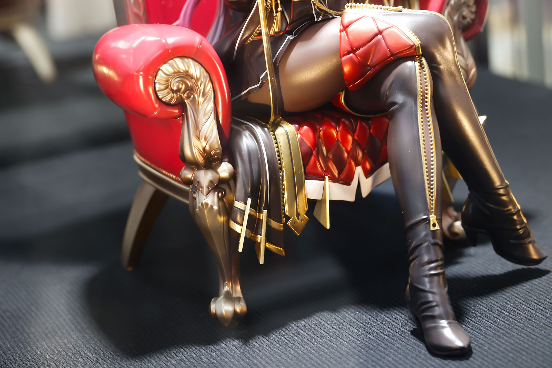 椅子の脚部分も豪勢な作りである