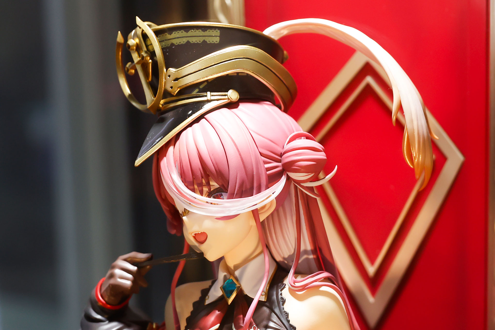 前髪の一部はポイントカラーで白くなっている