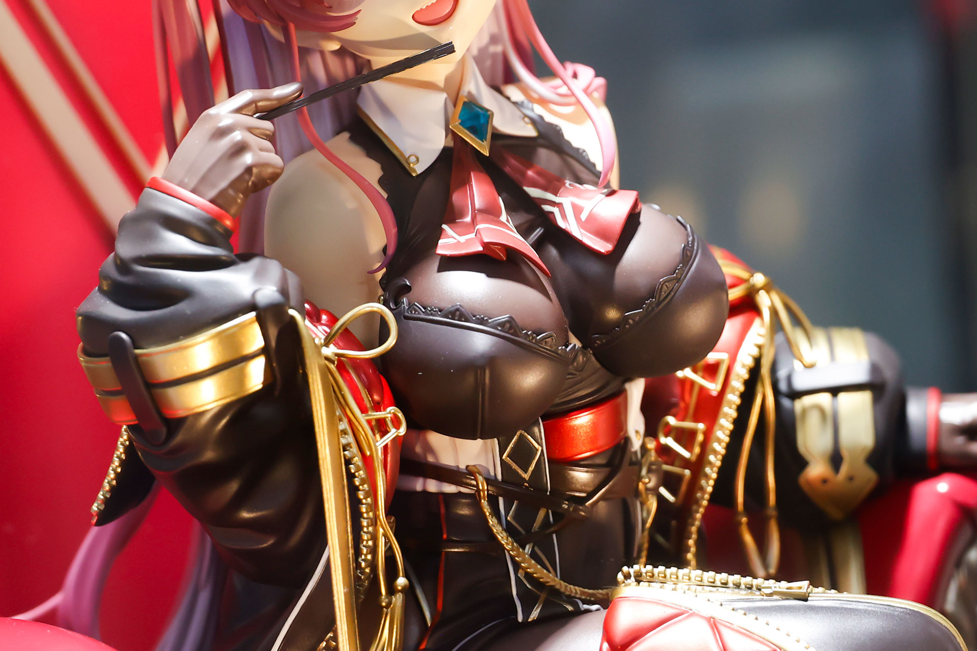 チェーンなど細々とした装飾が取り付けられている