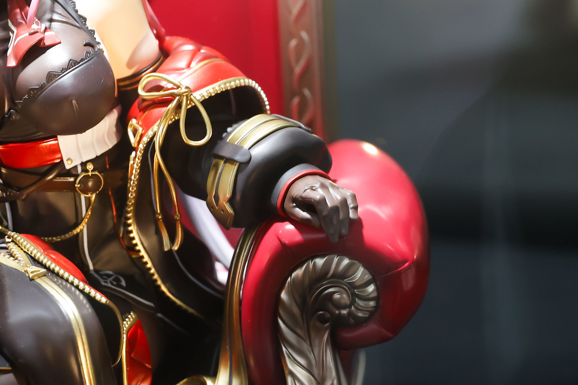 椅子の形状に合わせて手が置かれている