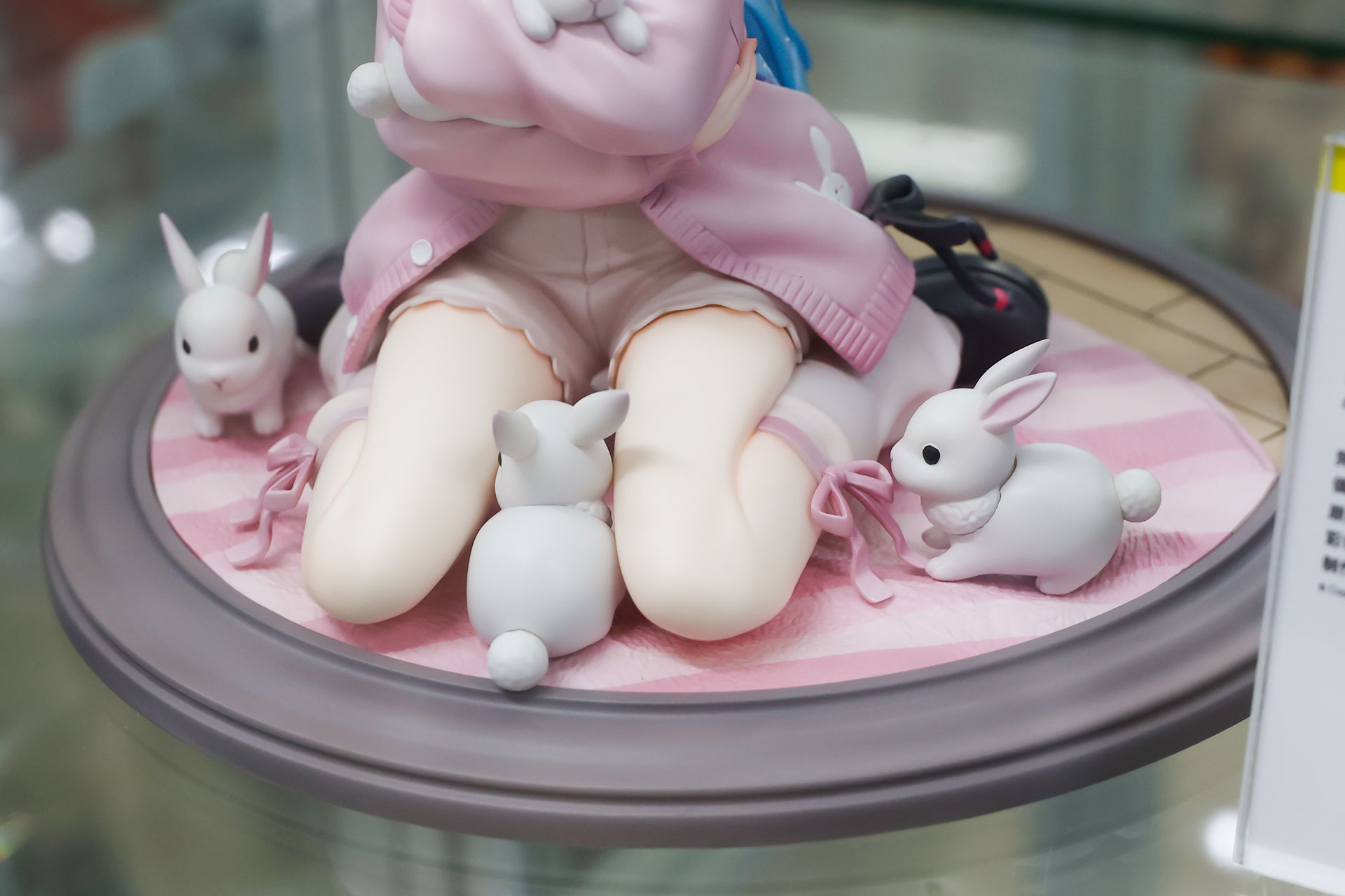 台座は円形になっている