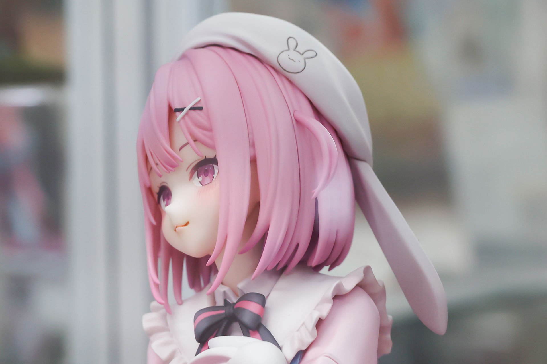 帽子にはうさぎのマークが付けられている