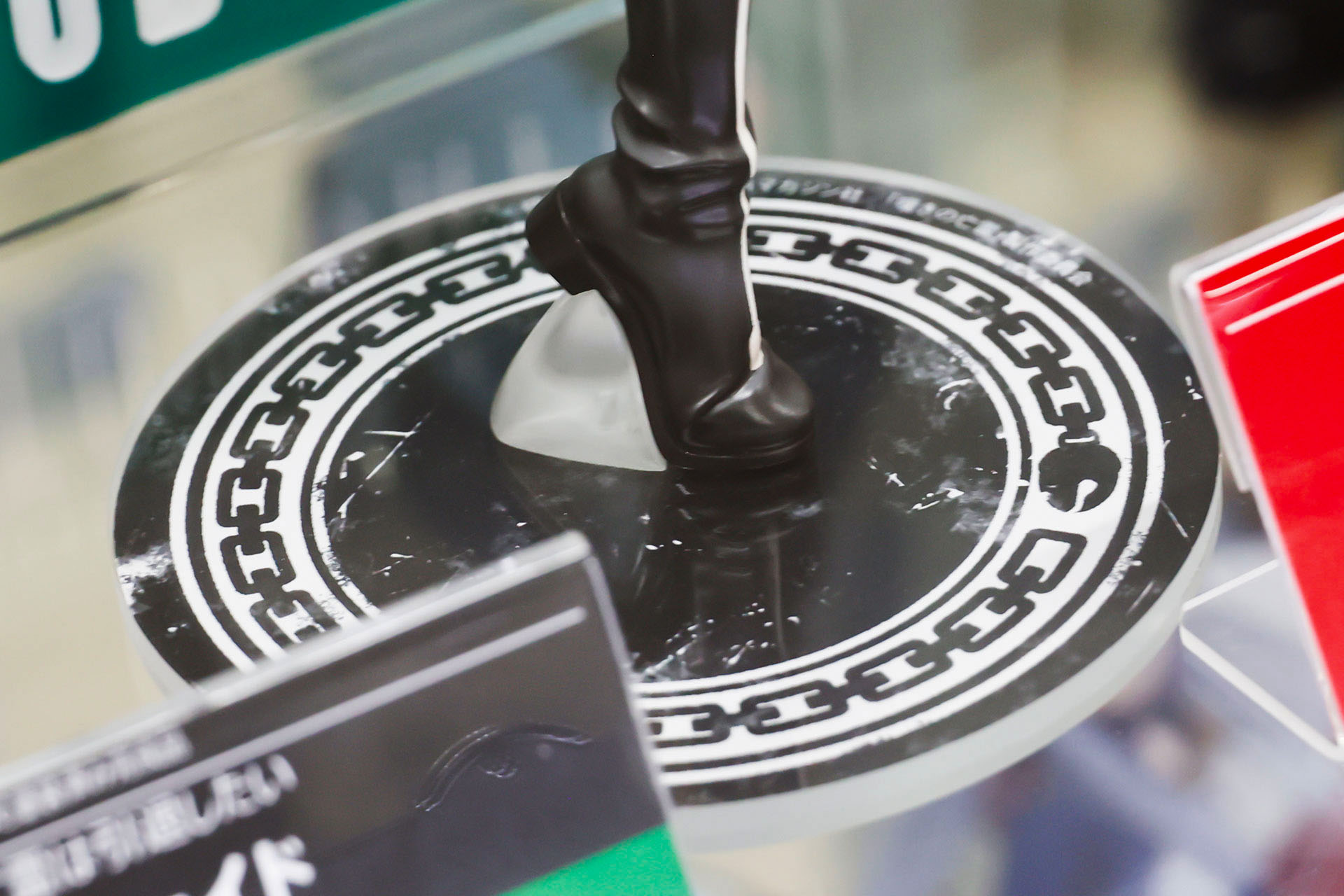 台座部分はシンプルだが、よく見ると「狗の鎖」が描かれている