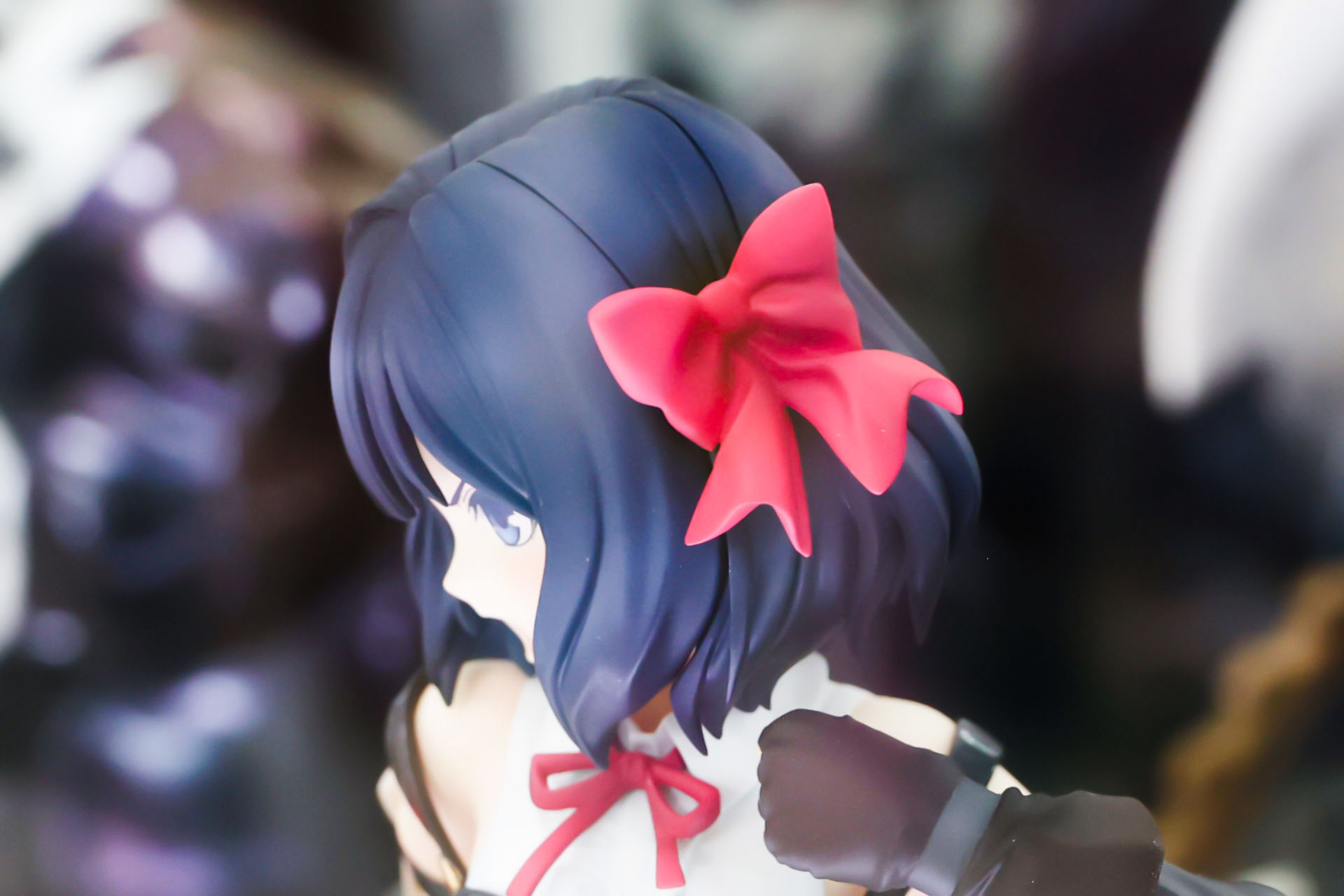 髪には赤い大きなリボンが付けられている