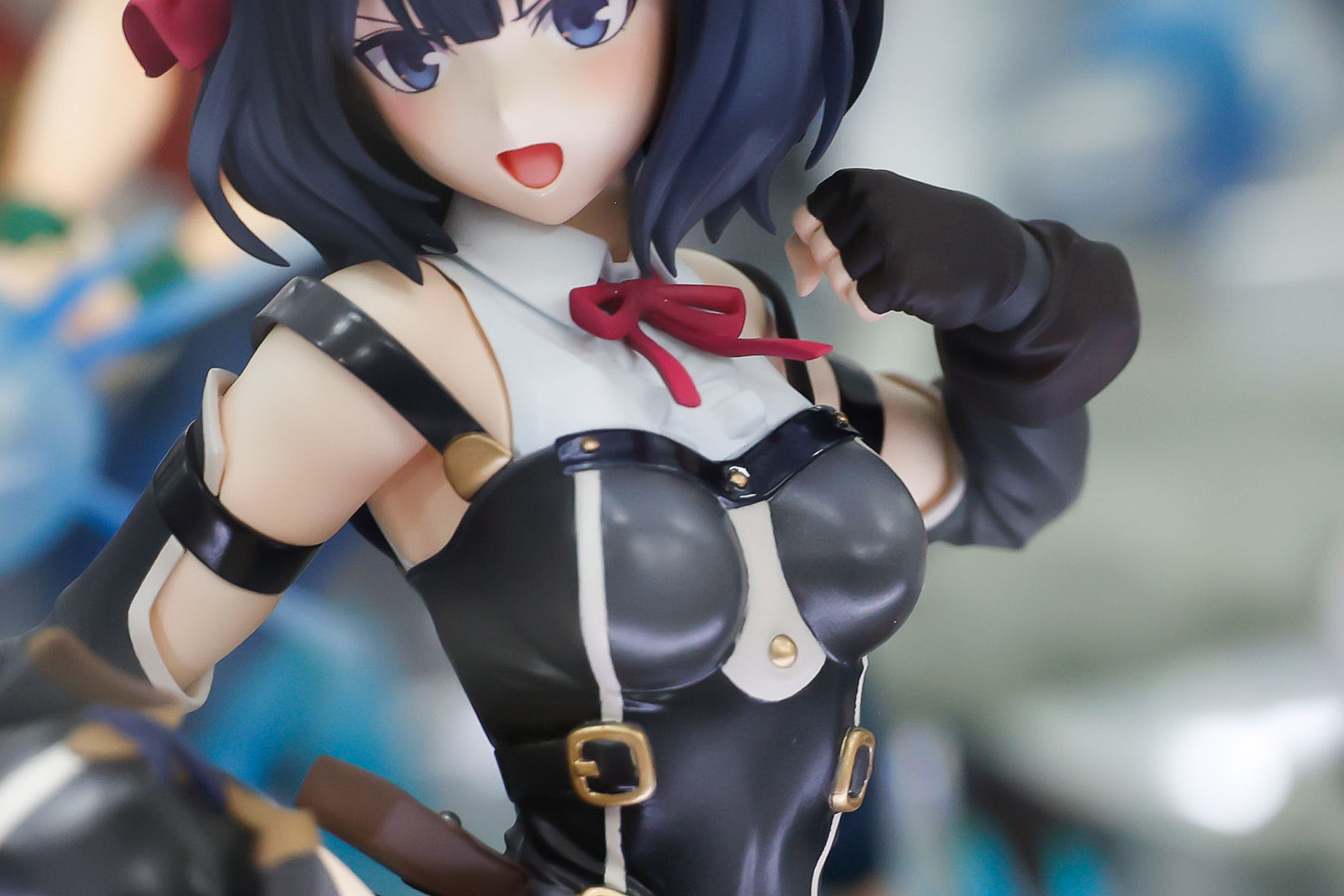 赤いリボンが少し宙に舞っているようだ