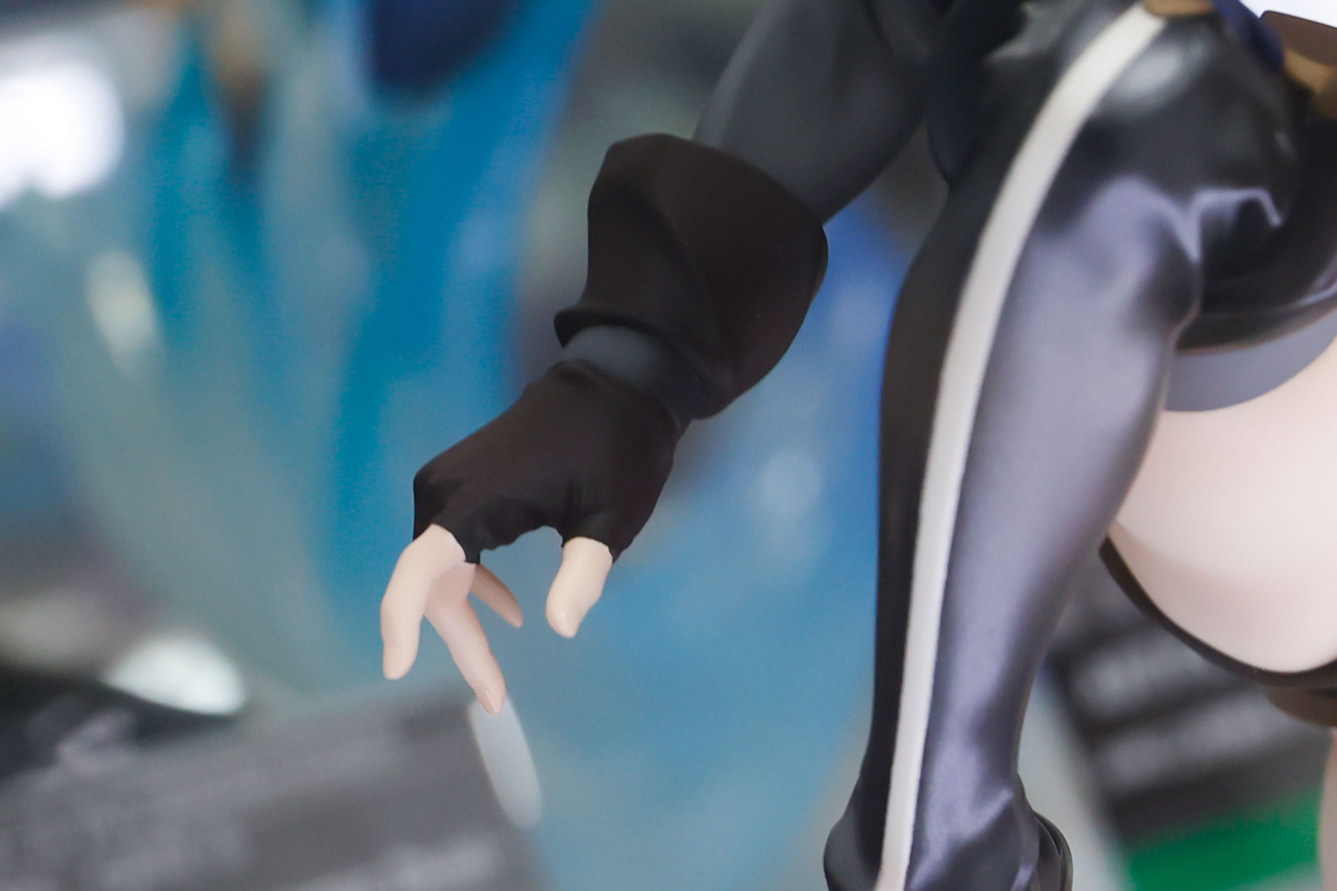 手には指出しのグローブがはめられている