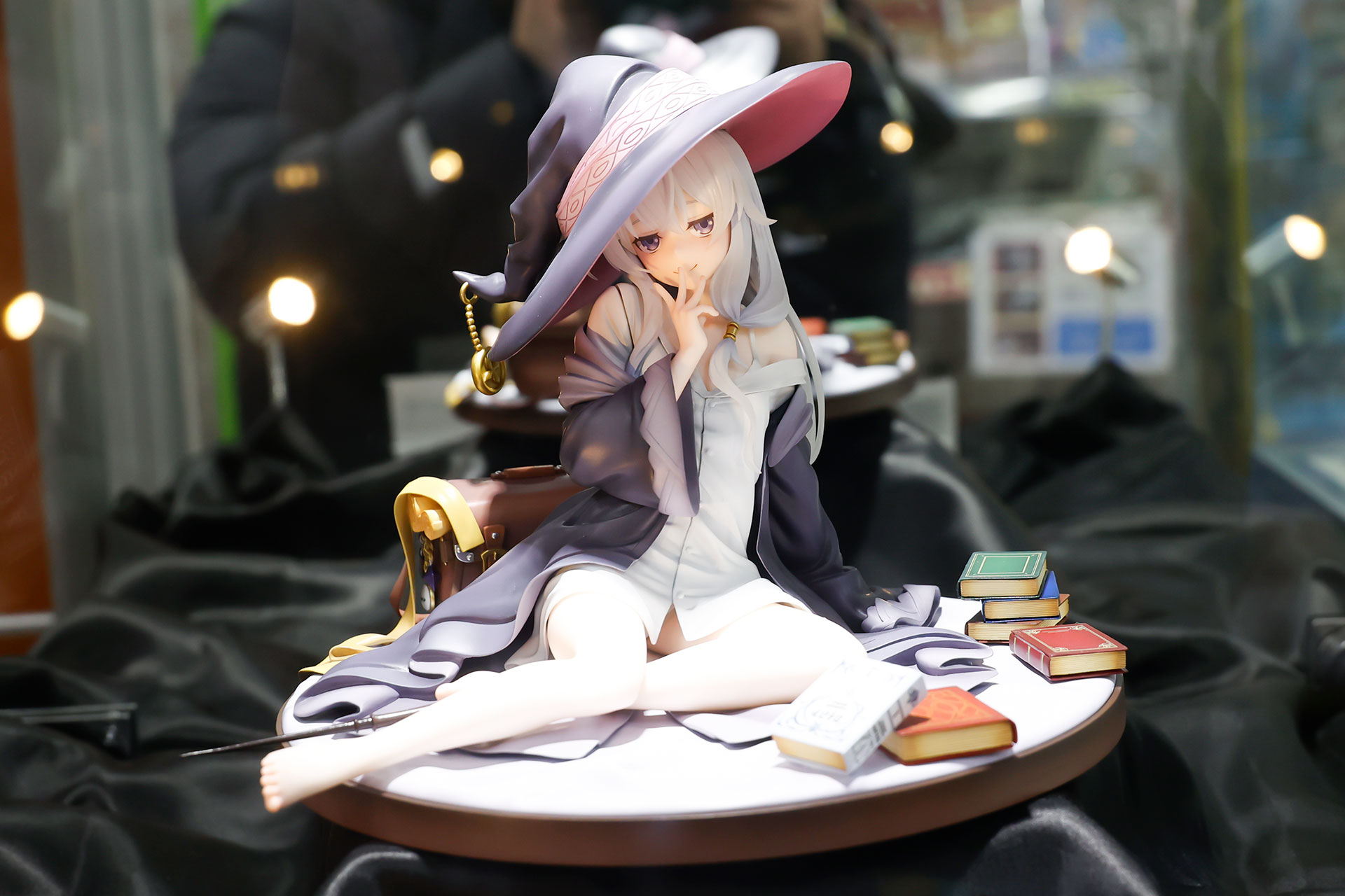 フィギュアの素材はPVCとABSで、台座部分を含む全高は約165mmだ