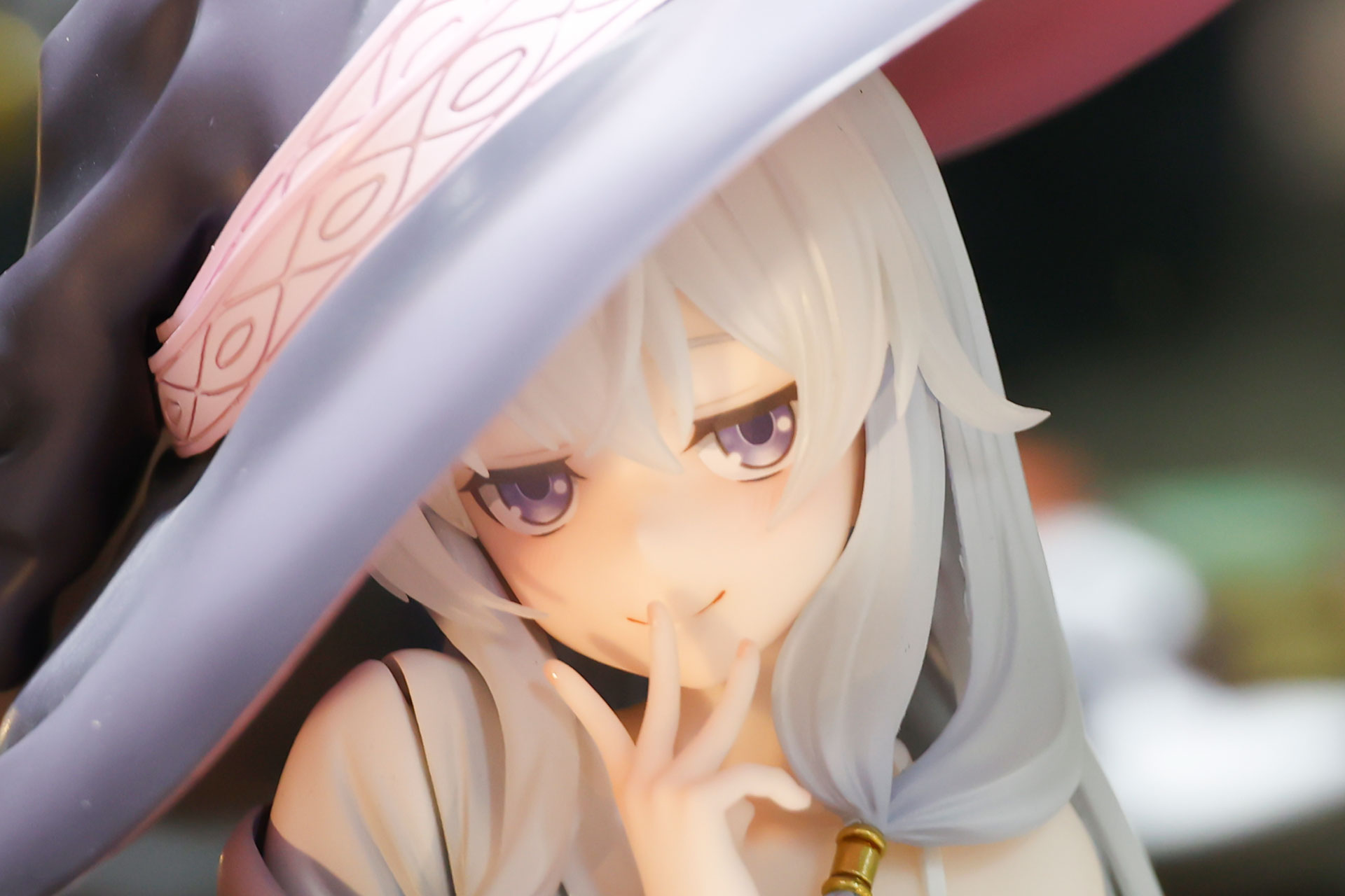 何かを訴えかけるような表情をしたイレイナ