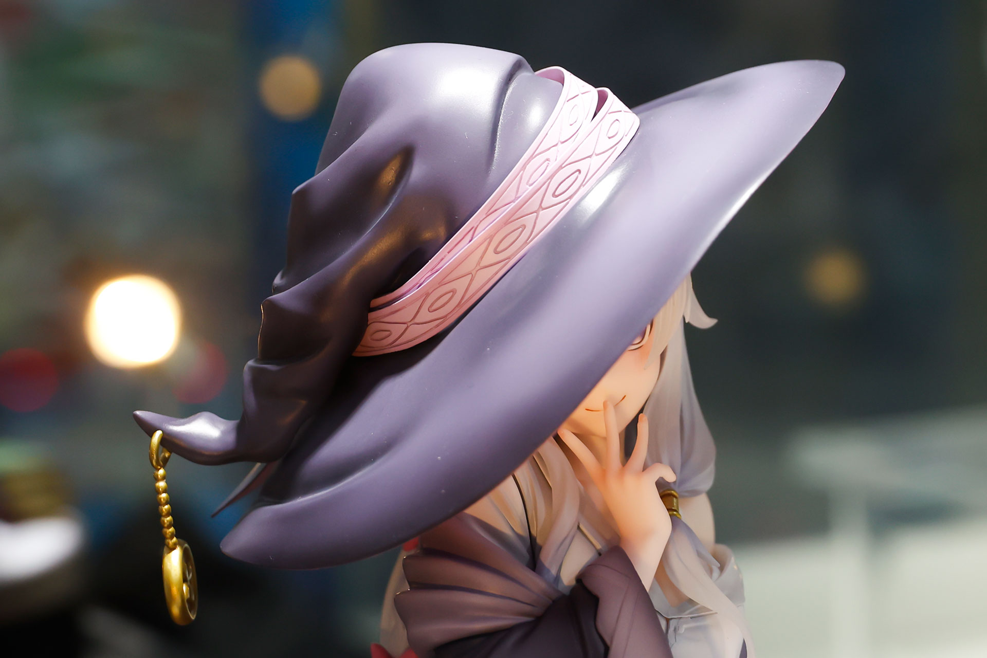 三角帽子の先には金色のアクセサリーが付けられている