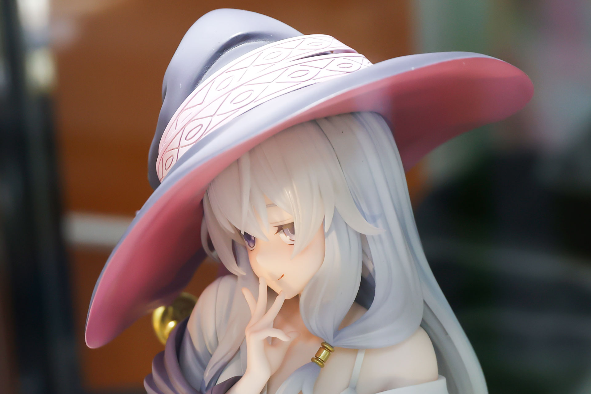 流れるような長い髪はクリアパーツで質感を再現している