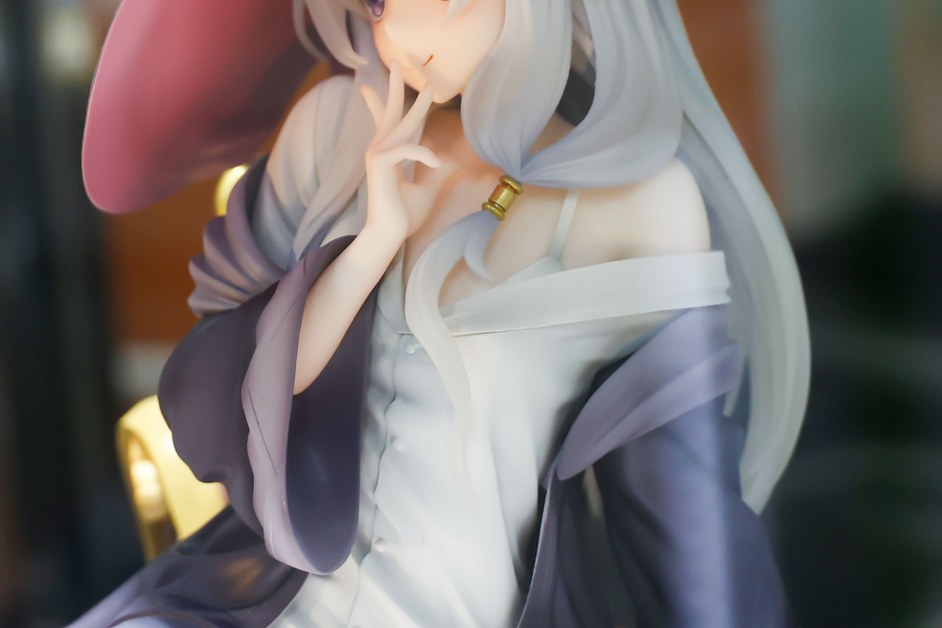 肩の辺りはだらしなく垂れ下がっている