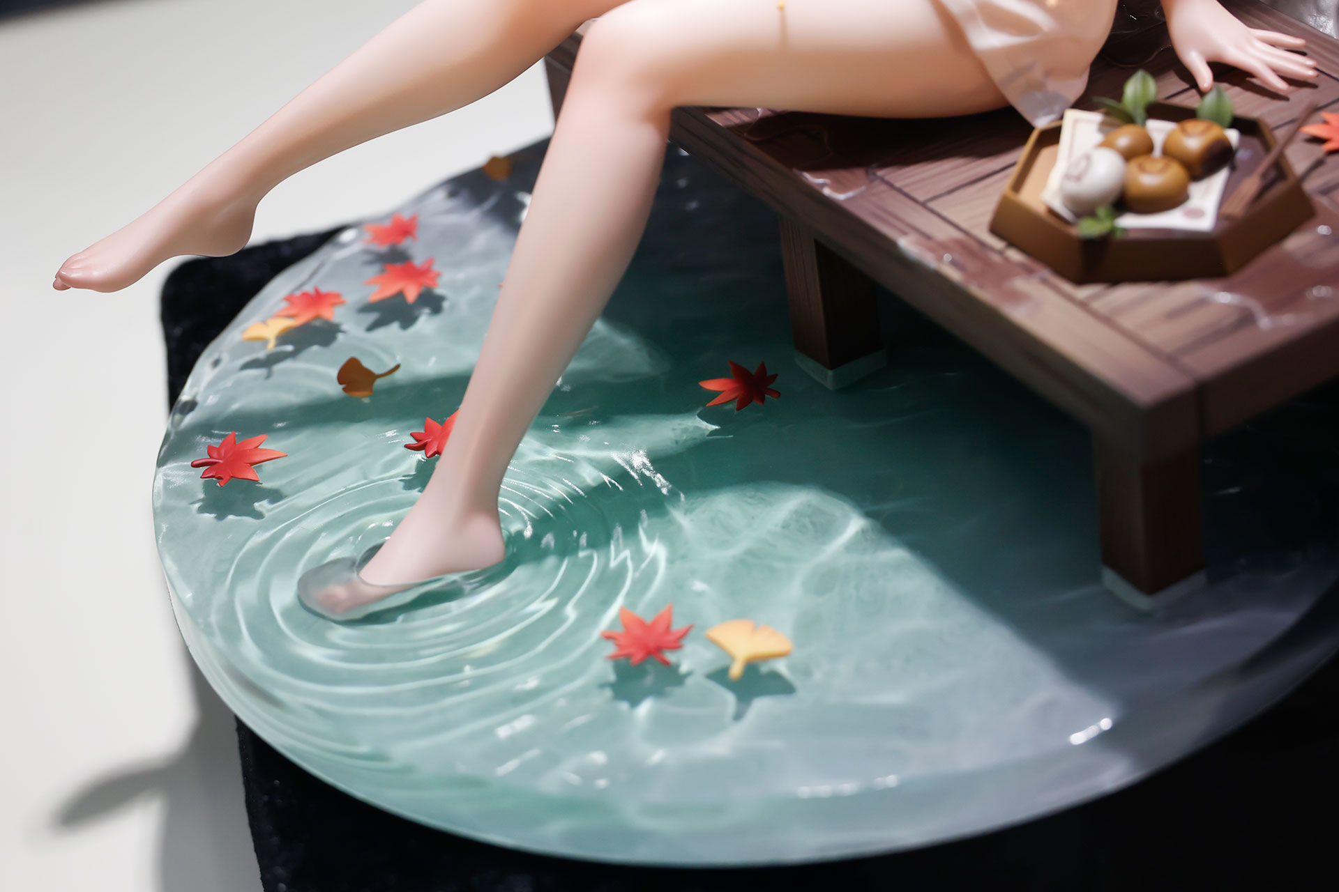 足湯のような絶妙な表現を実現できる温泉台座