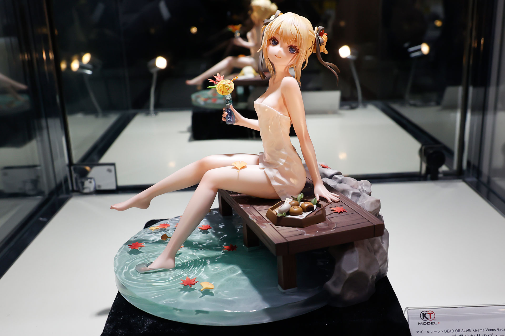 フィギュアの素材プラスチックで、台座部分を含む全高は約220mmだ