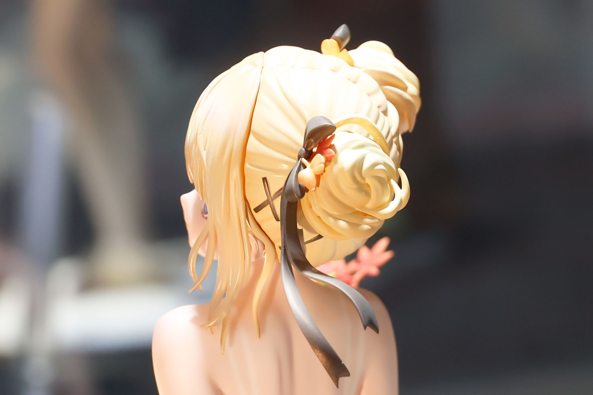 ヘアピンなどのアクセサリーも再現されている