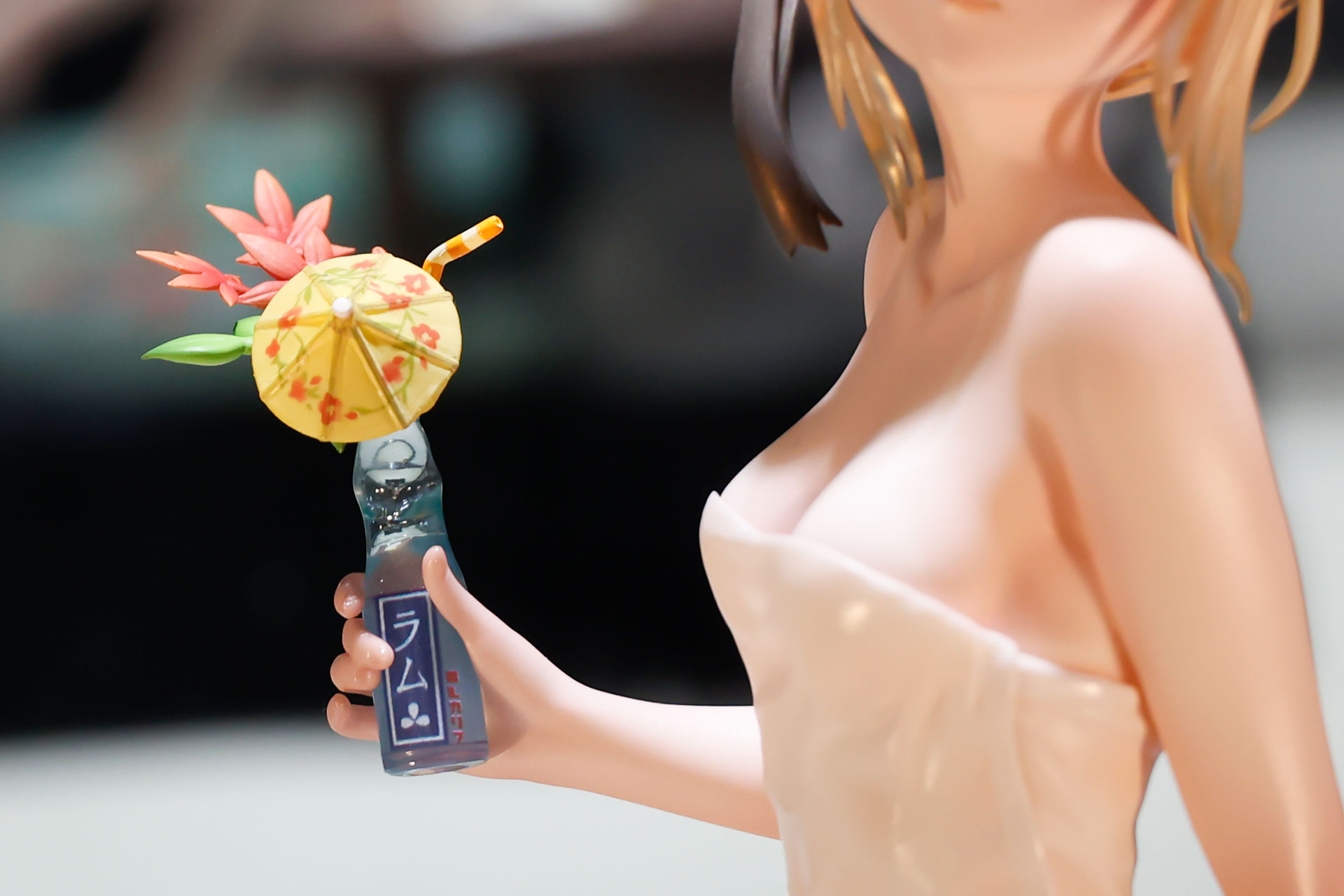 お祭りで売られているようなラムネを手に持っている