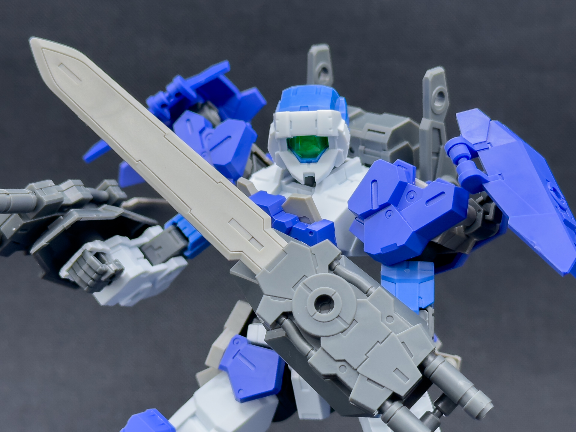 今回紹介する「30MM 1/144 eEXM-17FA フルアーマーアルト」。フルアーマーらしい重厚感のあるフォルムに進化しました。