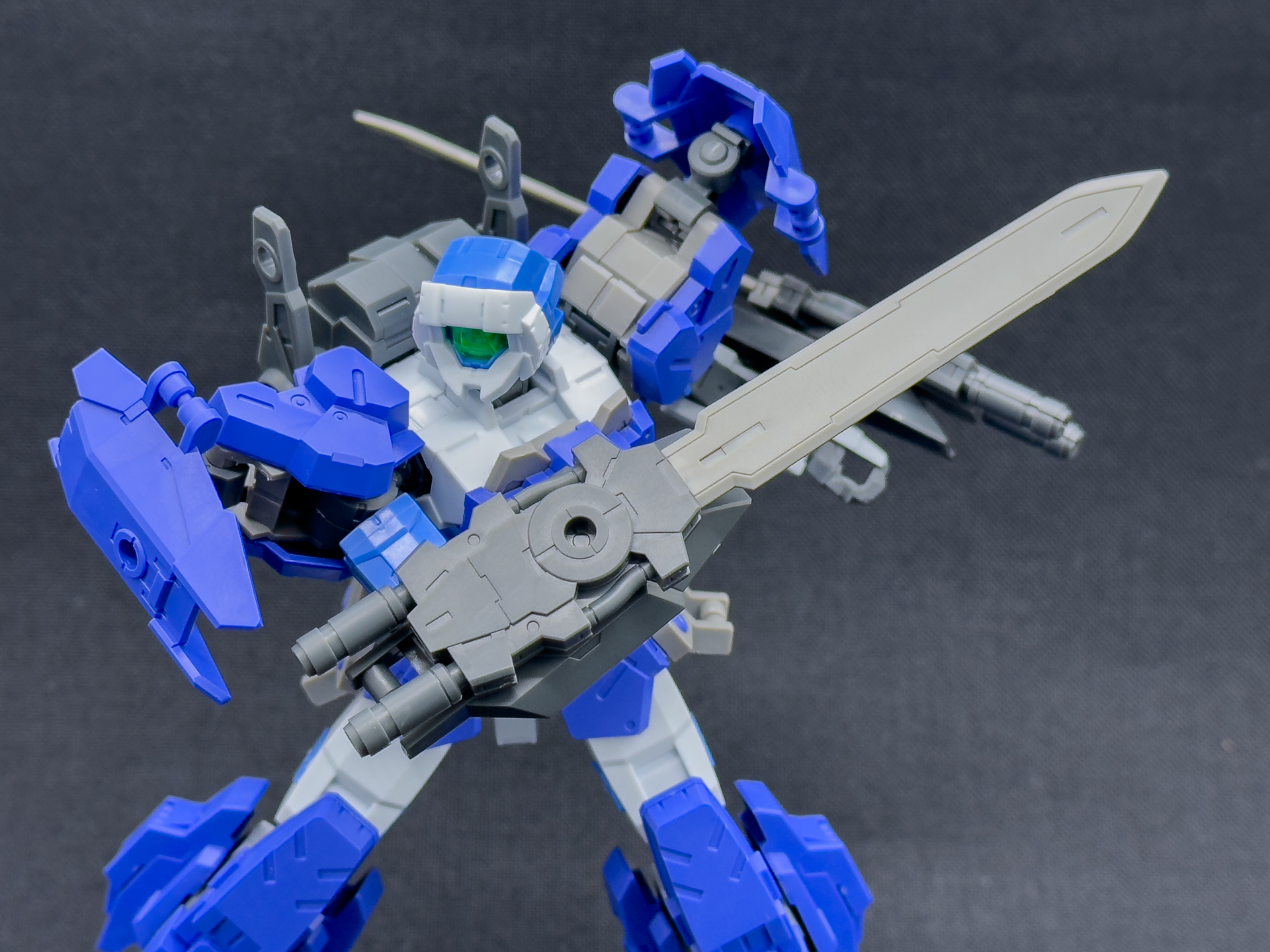 パワーアップしながらも可動域を活かしたパーツ構成になっています。