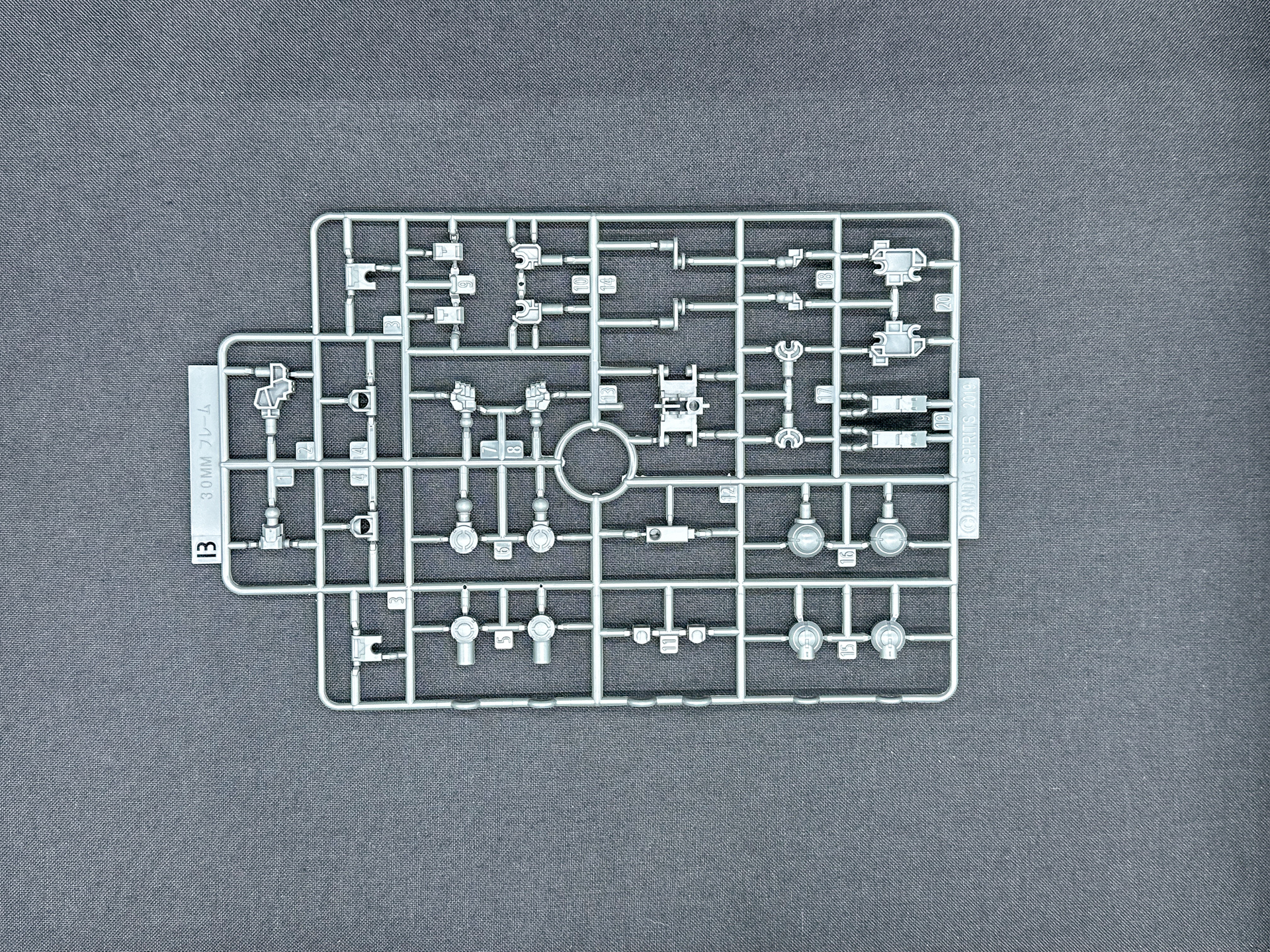 Bランナーは共通フレームのランナーが付属します。