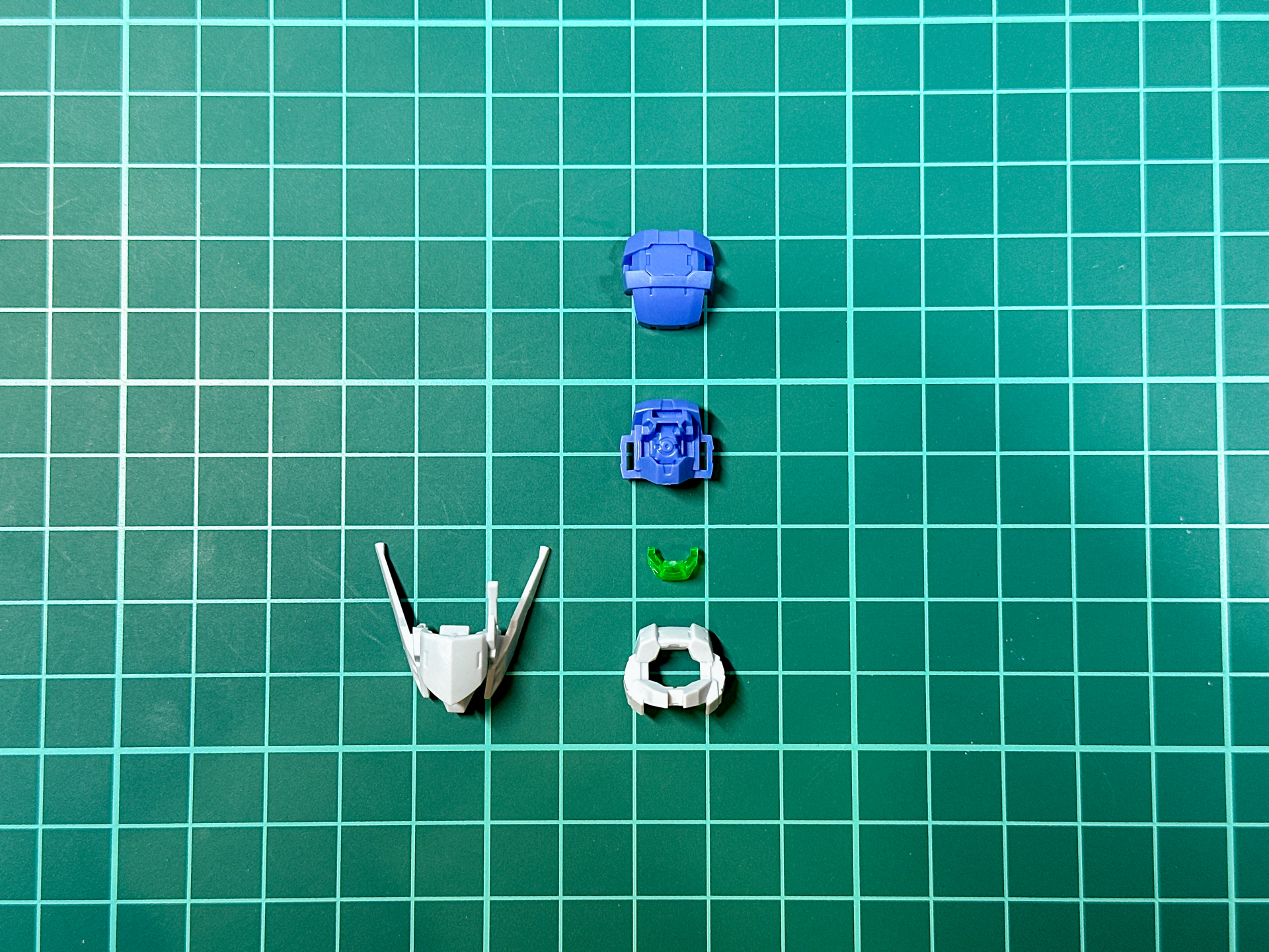 組み立て前の頭部パーツ。全5パーツにて構成されており簡単に組み立てることが可能です。