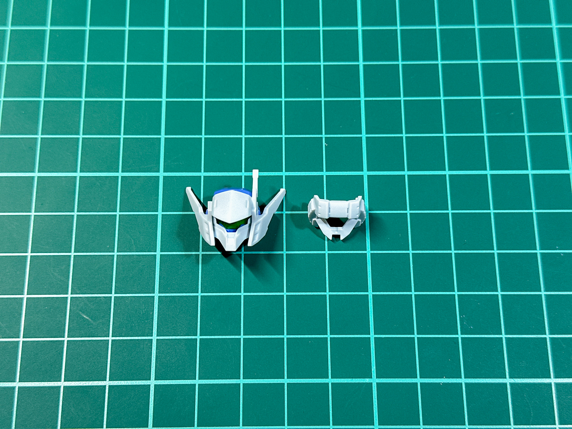 選択式パーツを使用することでアンテナ付きのヒロイックな頭部に変更することも可能です。