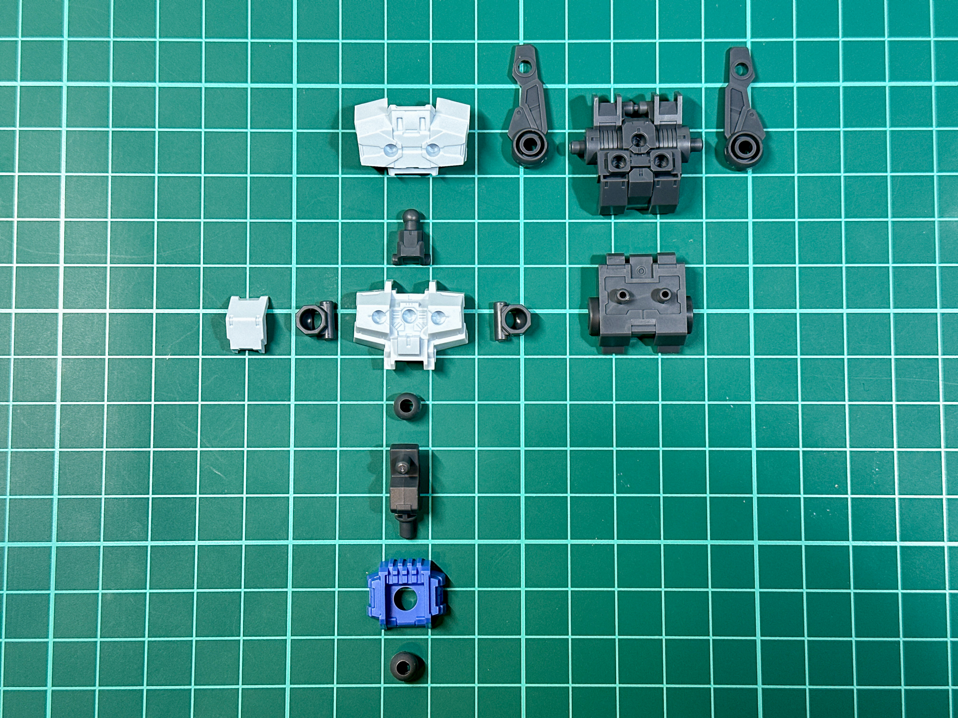 パーツ状態での胴体パーツ。バックパックが新規造形となっています。