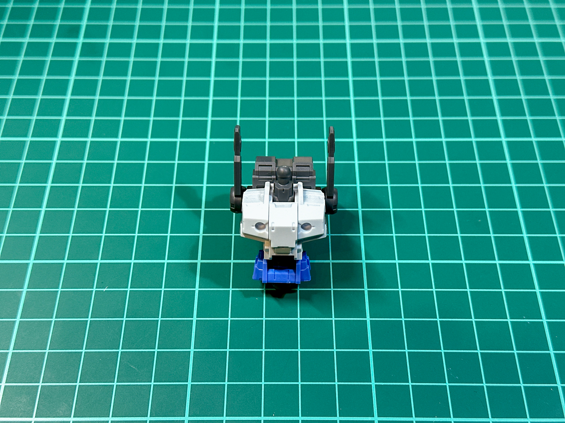 組み立て後の胴体パーツ。バックパック以外は通常版アルトと変わりありません。なお、胴体中央の装甲はフルアーマー時、あまりパーツとなります。