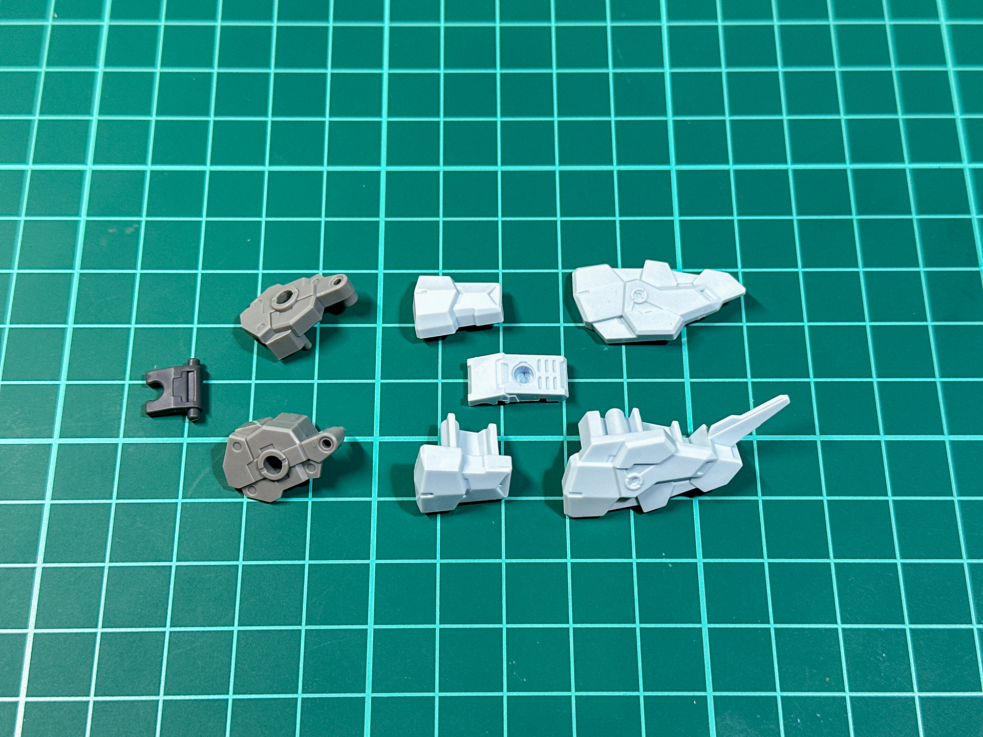 組み立て前の肩部パーツ。中間アーマー形態の肩部パーツはグレーにて、その他の形態はホワイトで成型されています。中間アーマー形態の肩部パーツには前後にジョイント孔が追加されています。