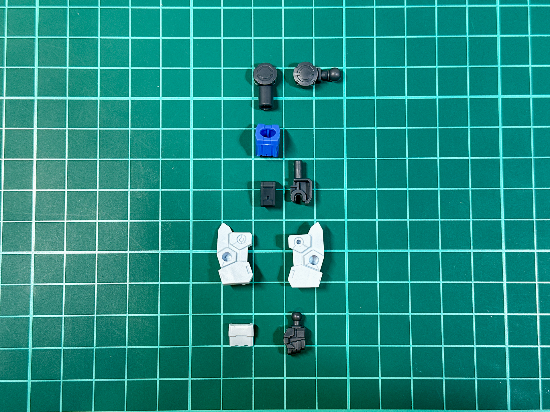 パーツ状態での腕部パーツ。通常版アルトと同様にシンプルなパーツ構成です。