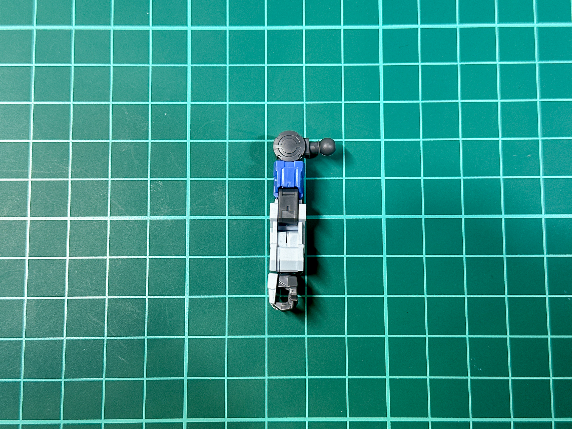 組み立て後の腕部パーツ。肘関節はCジョイントによる接続方法となっています。