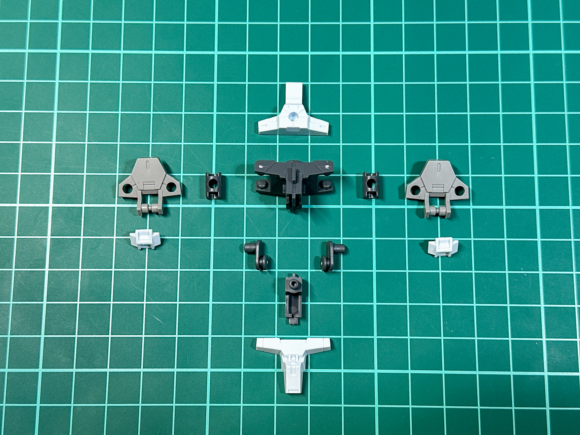 組み立て前の腰部パーツ。サイドアーマーは通常版アルトの形状とフルアーマーアルトの形状を選択式で再現可能です。