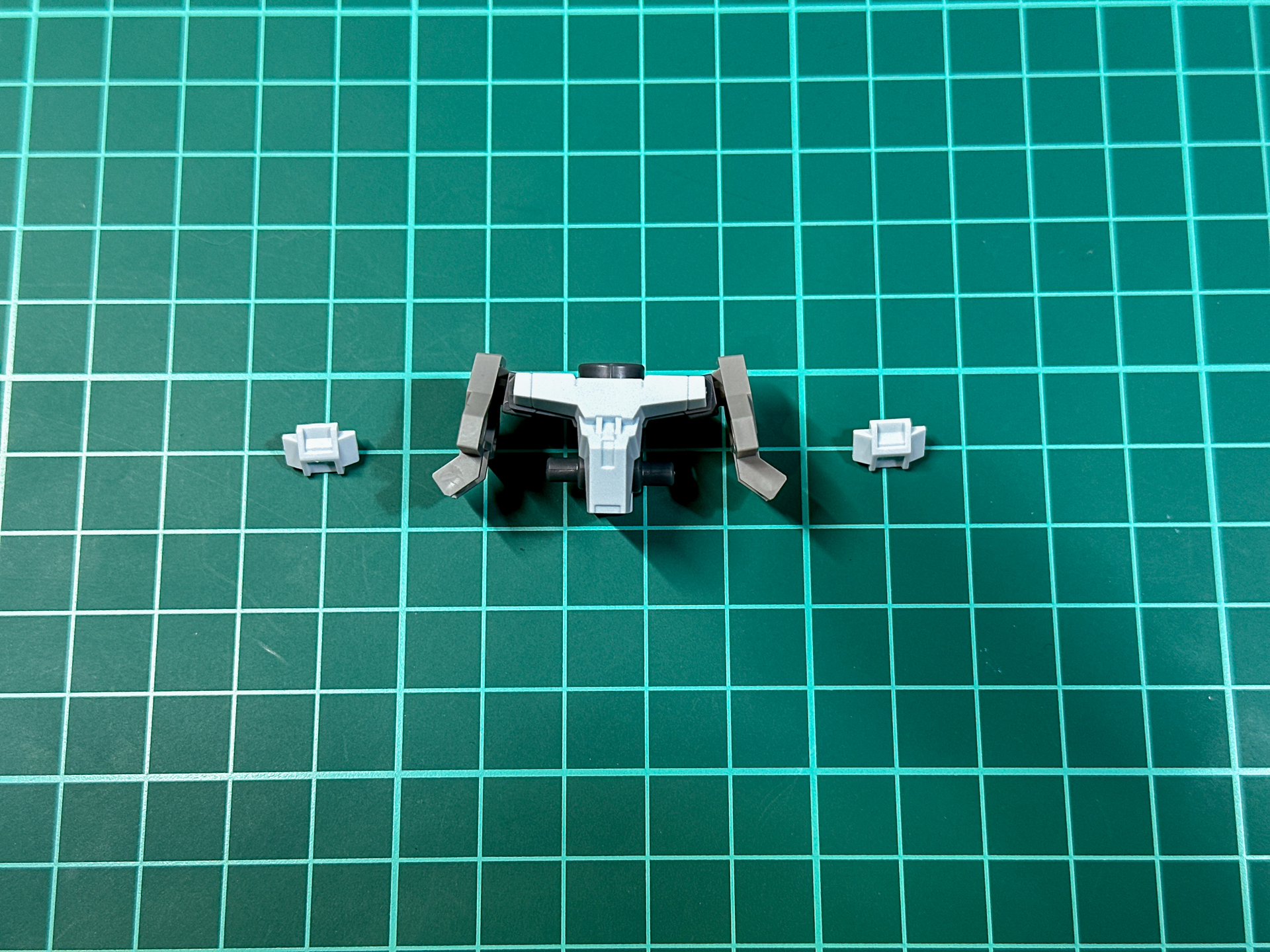 組み立てが完了した腰部パーツ。脚部との接続ジョイントはスイング機構が採用され可動域の拡大が図られています。