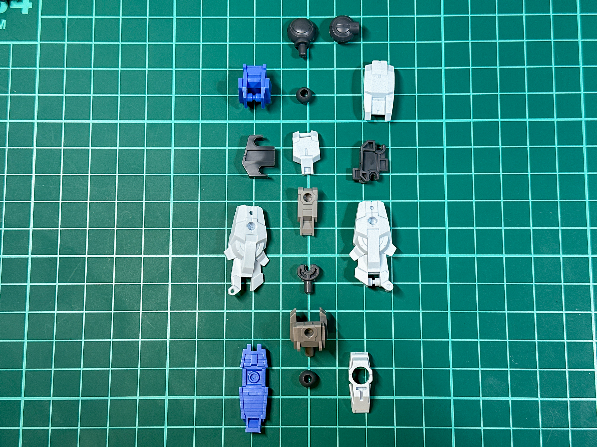 パーツ状態での脚部パーツ。膝部分の外装パーツはフルアーマーアルト用パーツと通常版アルト用パーツから選択して組み立てることが可能です。