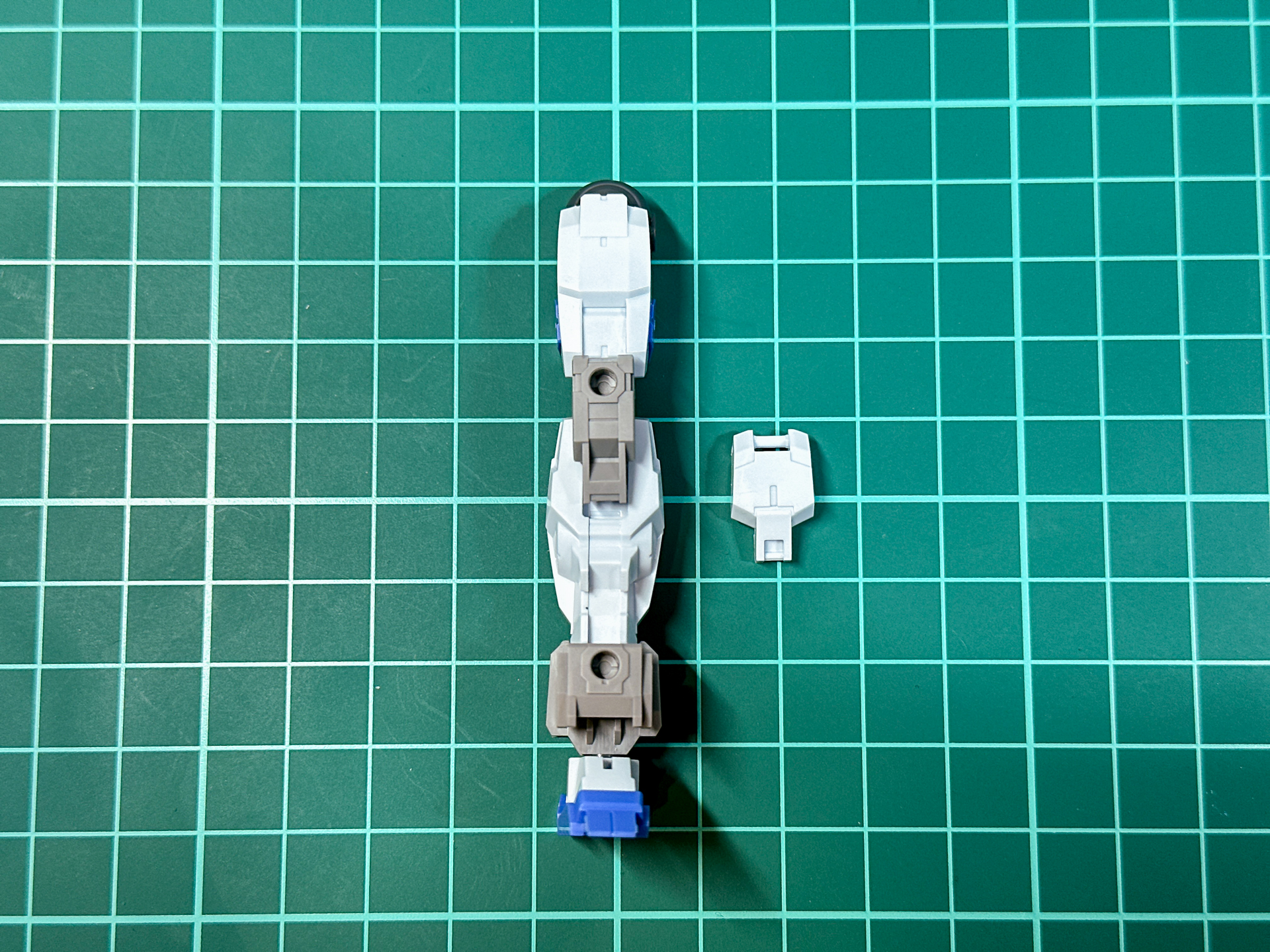 組み立て後の脚部パーツ。追加ジョイントにより脛部が延長され、スタイルの向上が図られています。